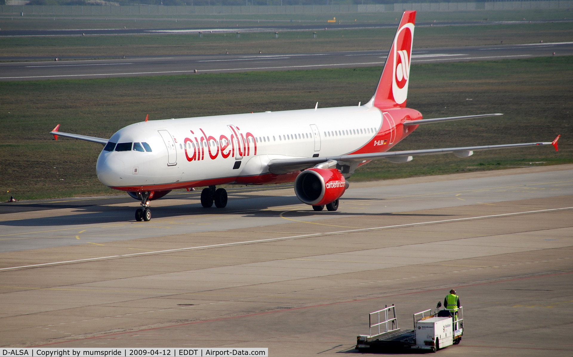 D-ALSA, 2001 Airbus A321-211 C/N 1629, Meeting on taxiway to take off