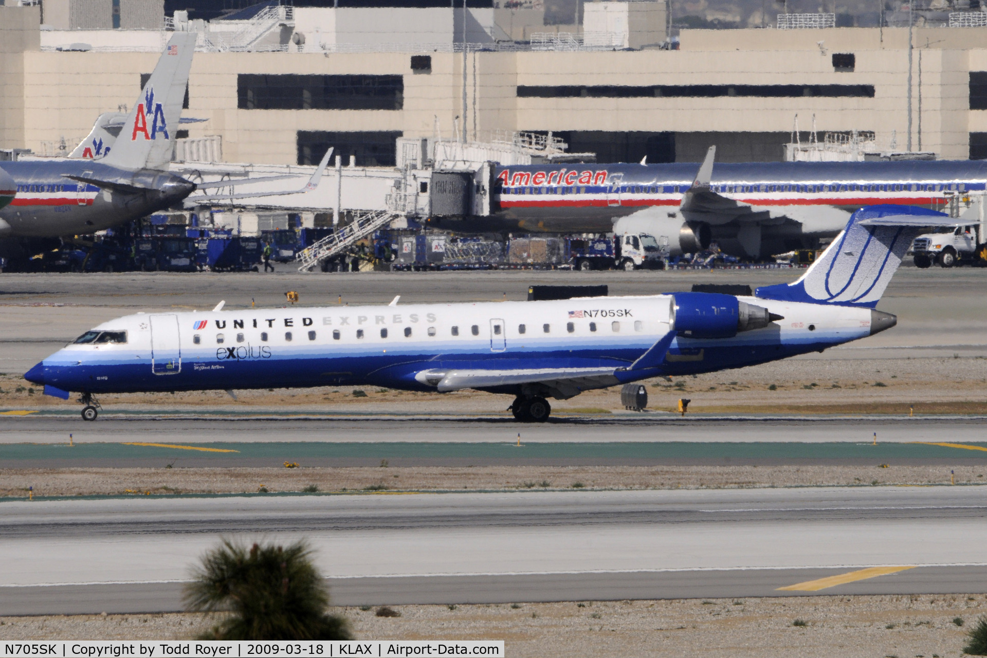 N705SK, 2004 Bombardier CRJ-701 (CL-600-2C10) Regional Jet C/N 10145, Taxi to gate