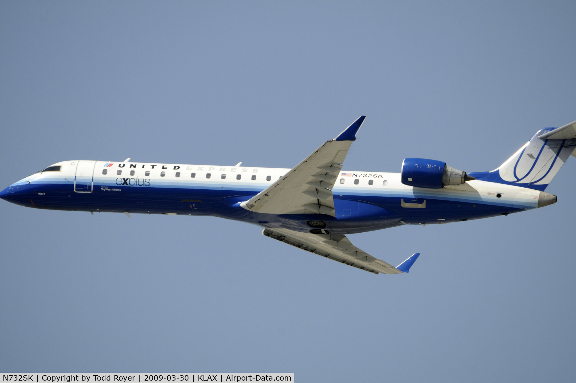 N732SK, 2005 Bombardier CRJ-700 (CL-600-2C10) Regional Jet C/N 10194, Departing LAX on 25R