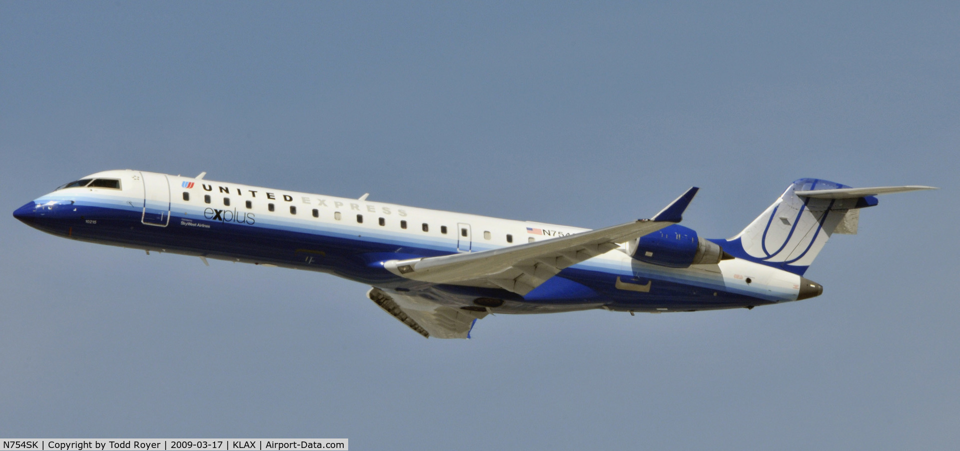 N754SK, 2005 Bombardier CRJ-701 (CL-600-2C10) Regional Jet C/N 10215, Departing LAX on 25R