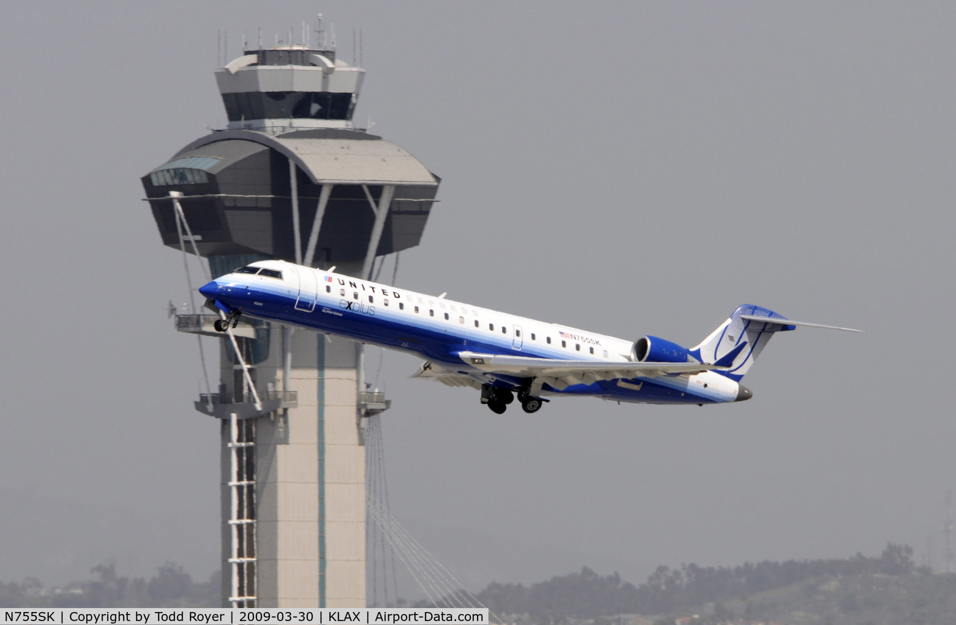 N755SK, 2005 Bombardier CRJ-700 (CL-600-2C10) Regional Jet C/N 10220, Departing LAX on 25R