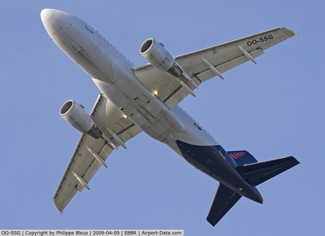OO-SSG, 2000 Airbus A319-112 C/N 1160, Taking off from rwy 25R in the late afternoon.