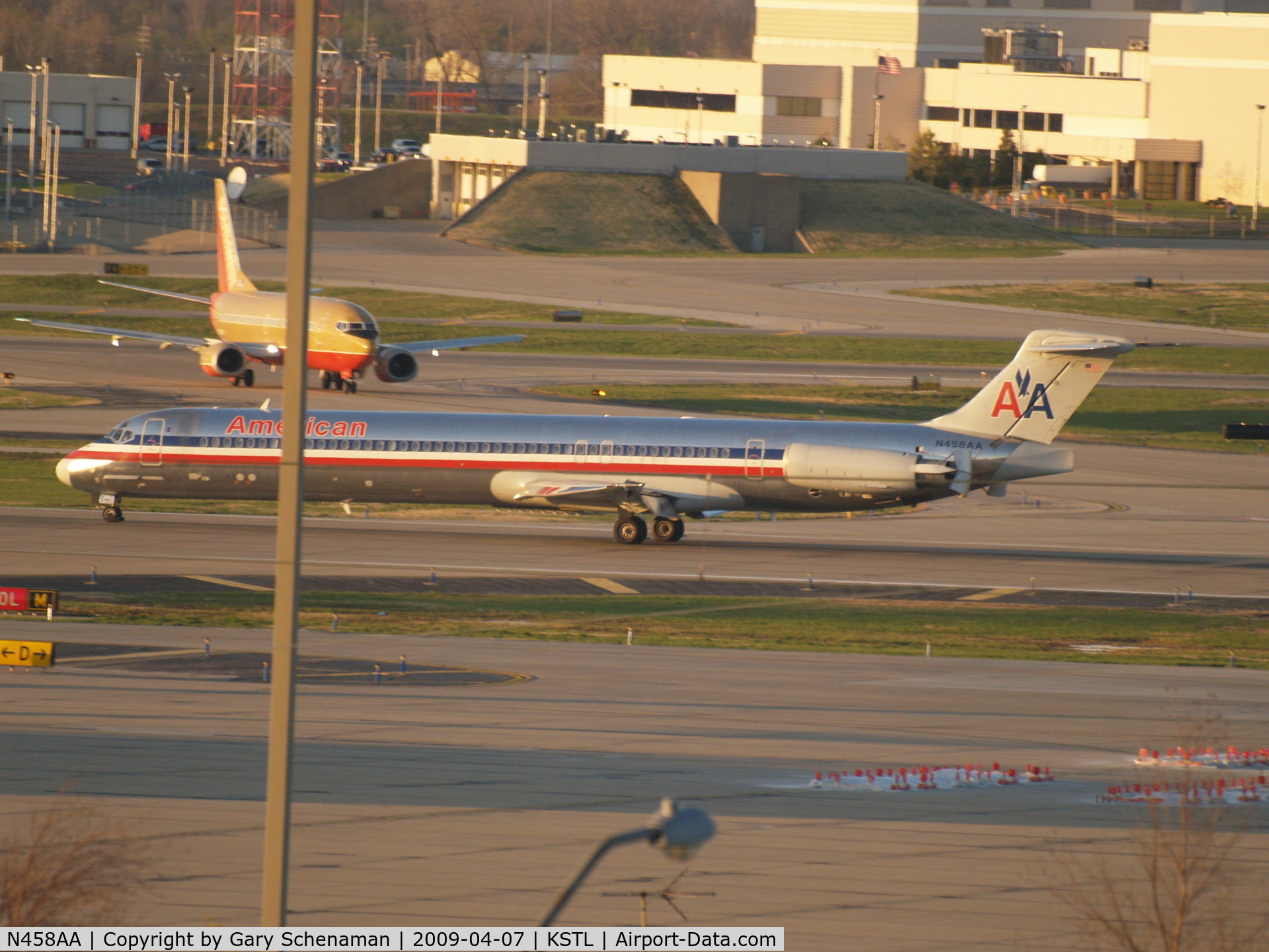 N458AA, 1988 McDonnell Douglas MD-82 (DC-9-82) C/N 49563, LANDED AND HEADING TOWARD TERMINAL
