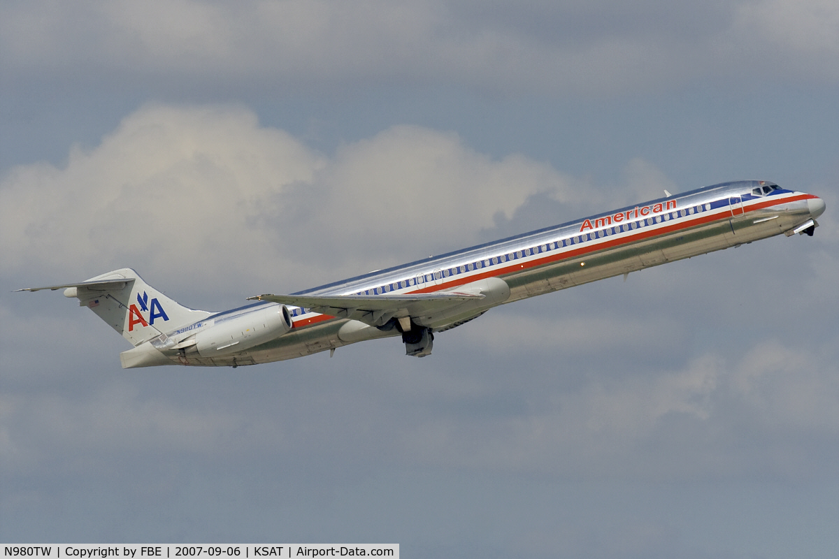 N980TW, 1999 McDonnell Douglas MD-83 (DC-9-83) C/N 53630, AA MD83 during its takeoff from KSAT