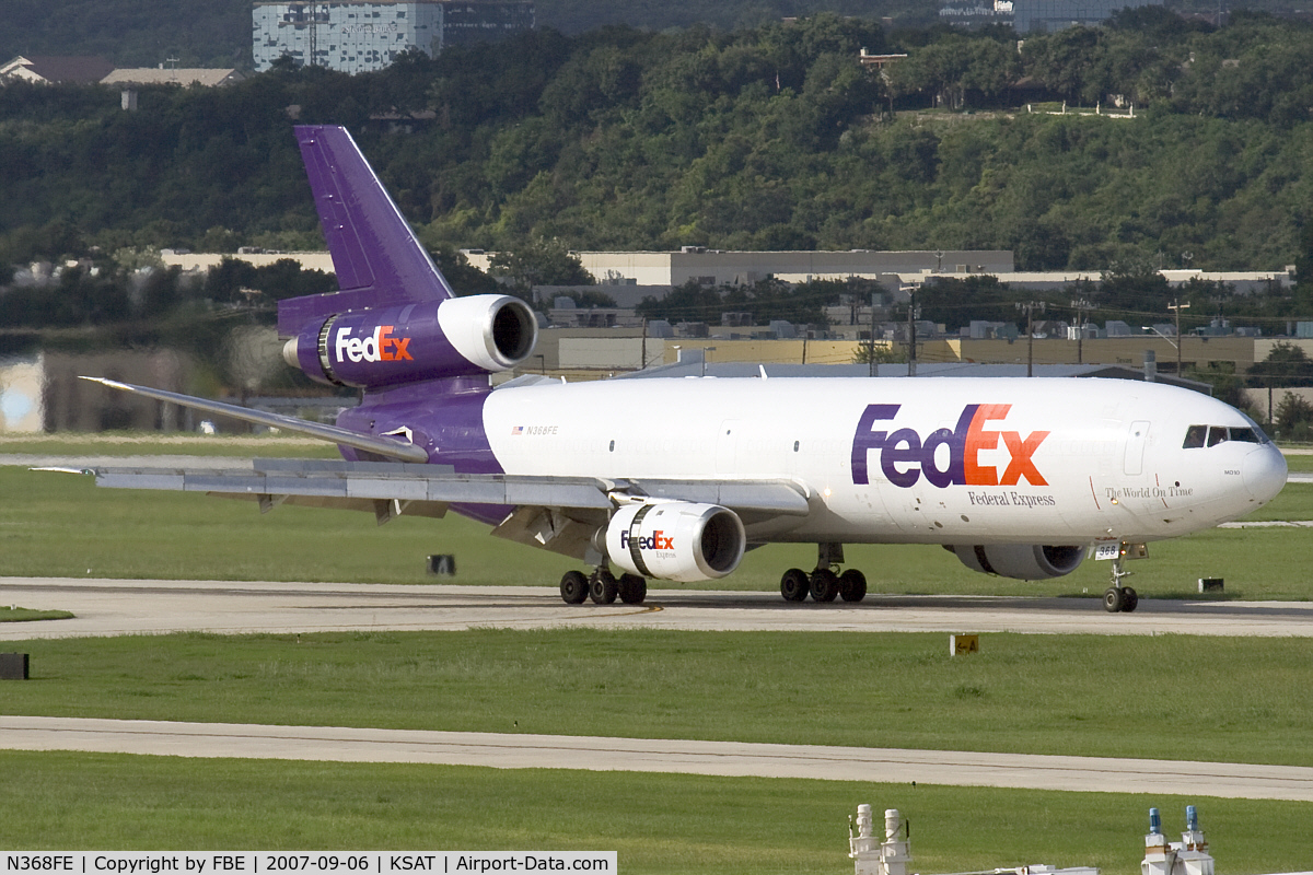 N368FE, 1971 McDonnell Douglas MD-10-10F C/N 46606, decelerating its speed after touchdown