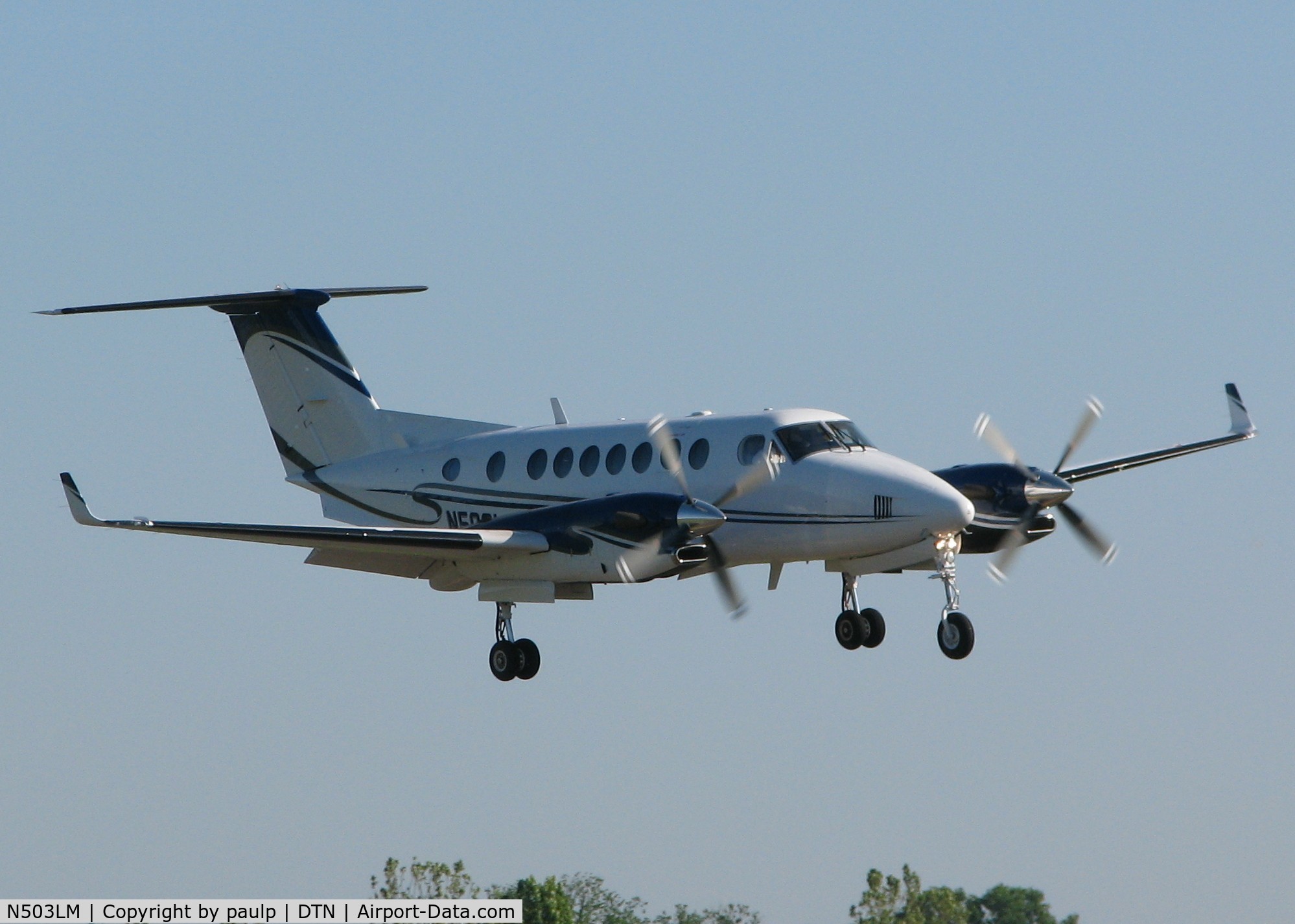 N503LM, 1997 Raytheon Aircraft Company B300 C/N FL-182, Landing on Rwy 14 at the Shreveport Downtown Airport.