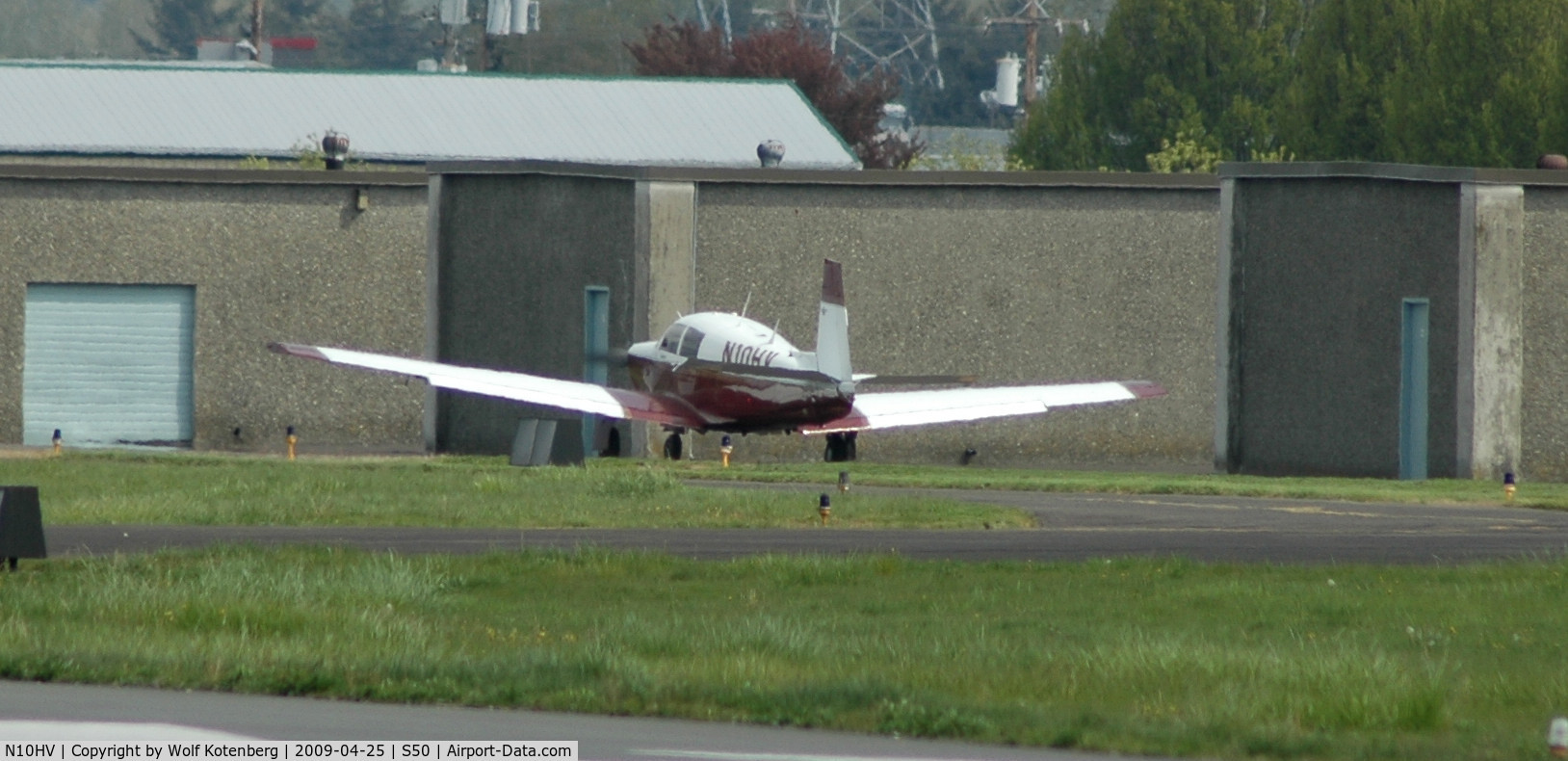 N10HV, 1965 Mooney M20E C/N 715, Taxying to the north end
