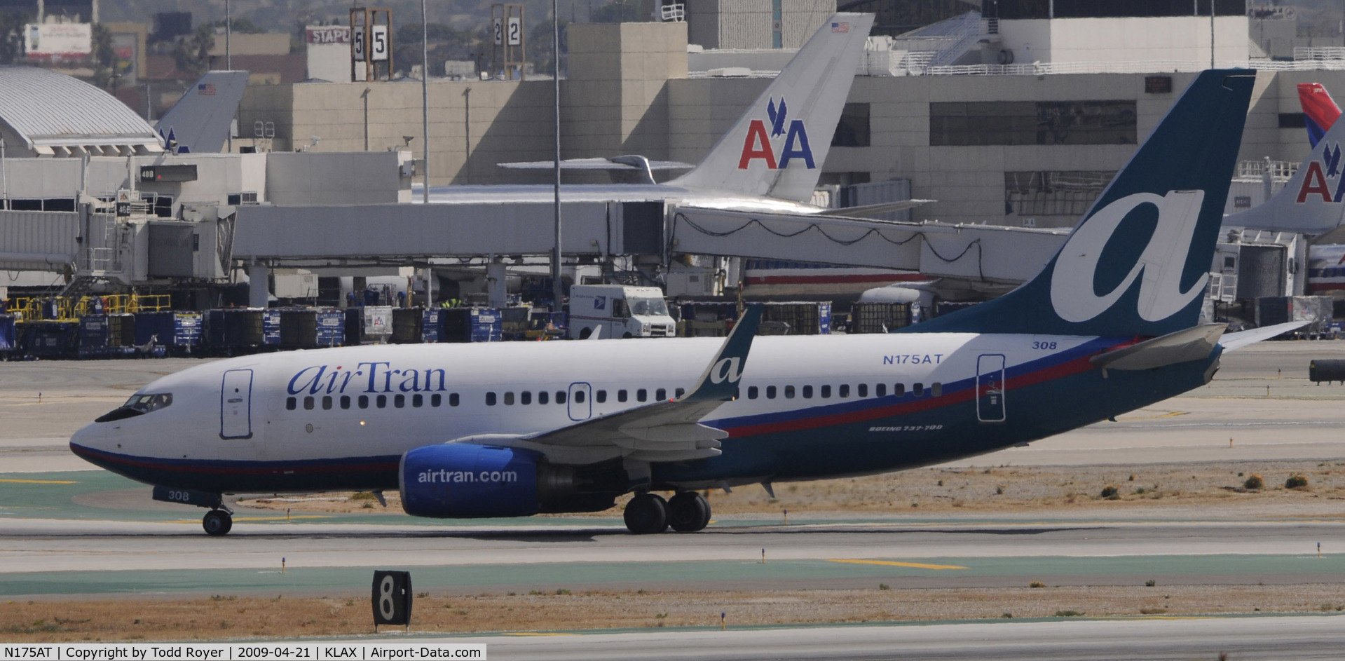 N175AT, 2004 Boeing 737-76N C/N 32652, Taxi to gate