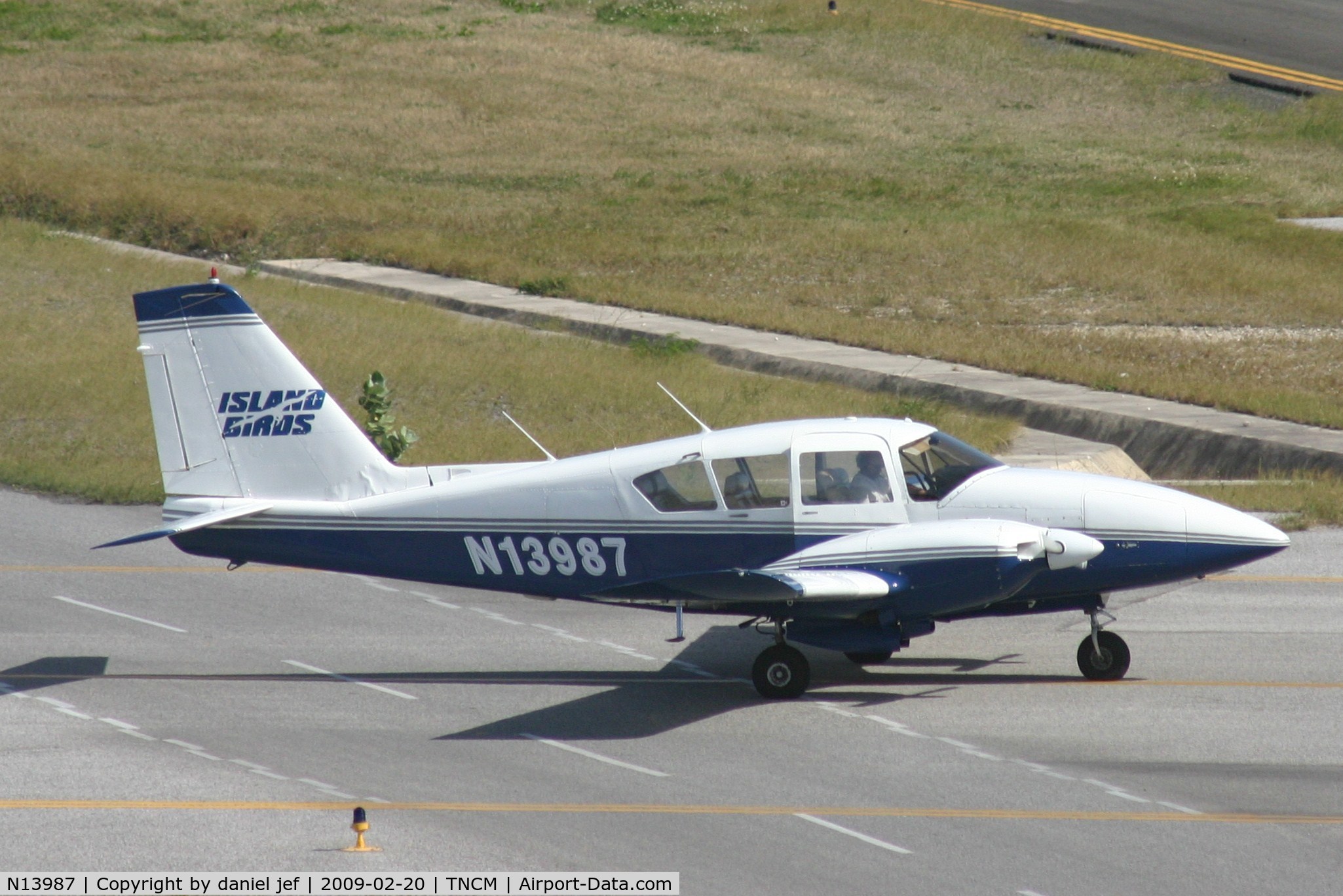 N13987, 1971 Piper PA-23-250 Aztec C/N 27-4605, taxing runway 10