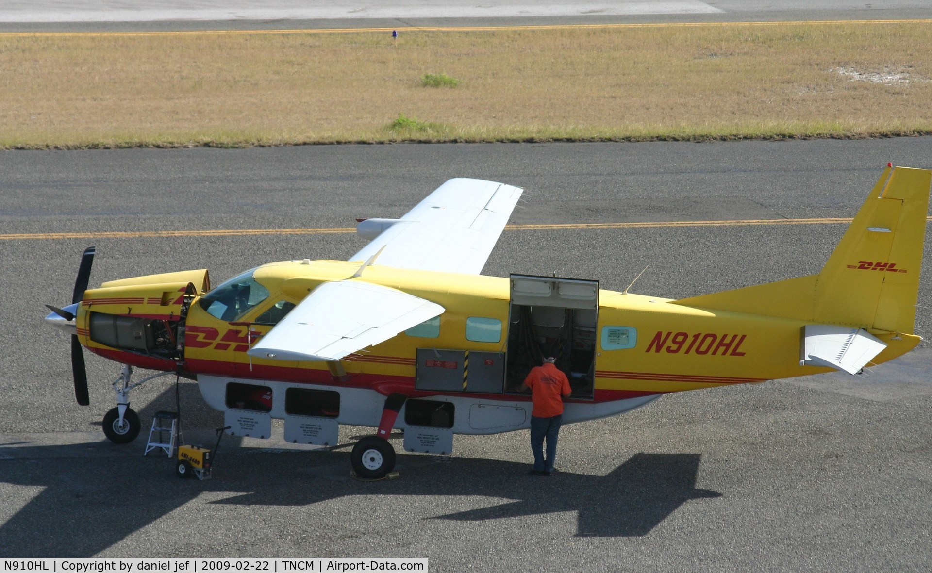 N910HL, 2004 Cessna 208B Grand Caravan C/N 208B1080, getting a service