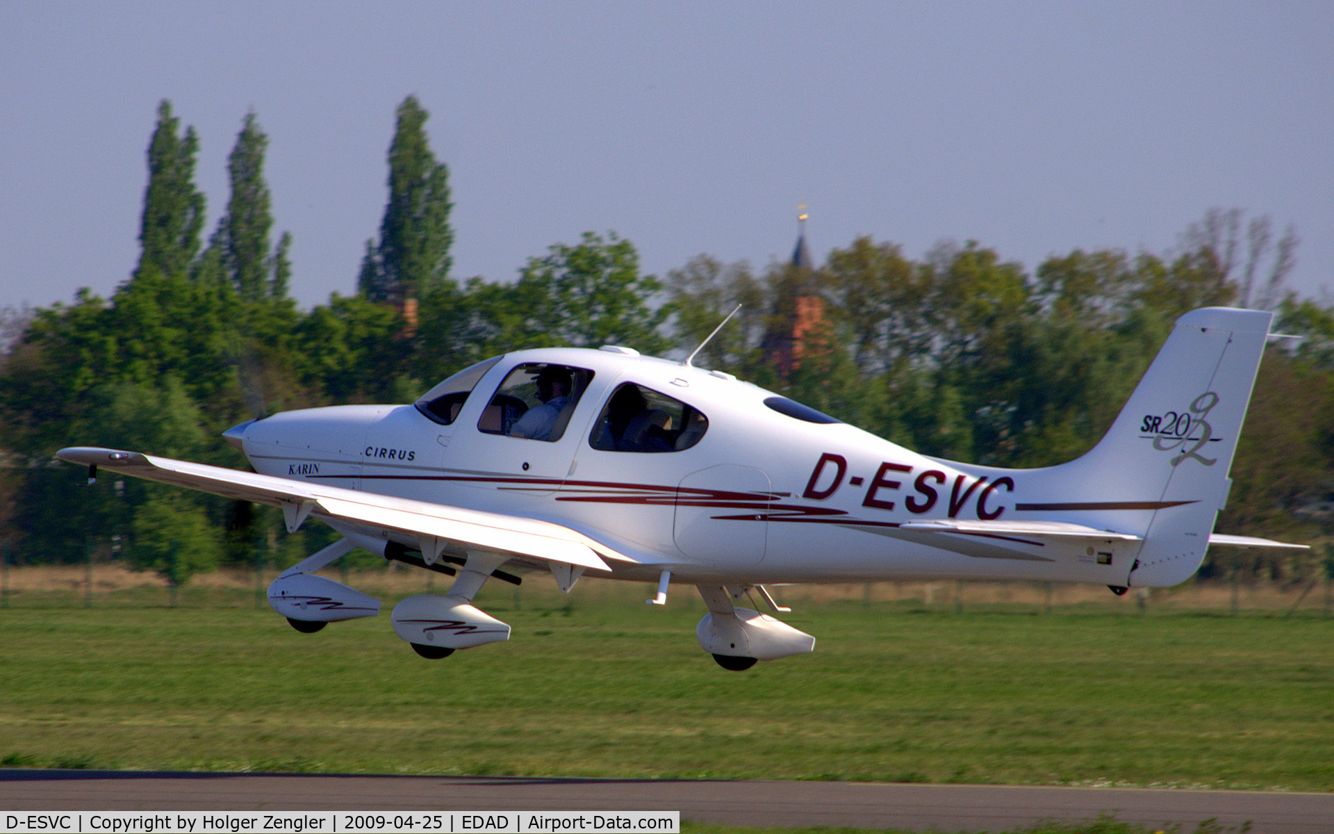 D-ESVC, 2005 Cirrus SR20 G2 C/N 1485, A beautiful CIRRUS SR 20 is leaving Dessau airfield
