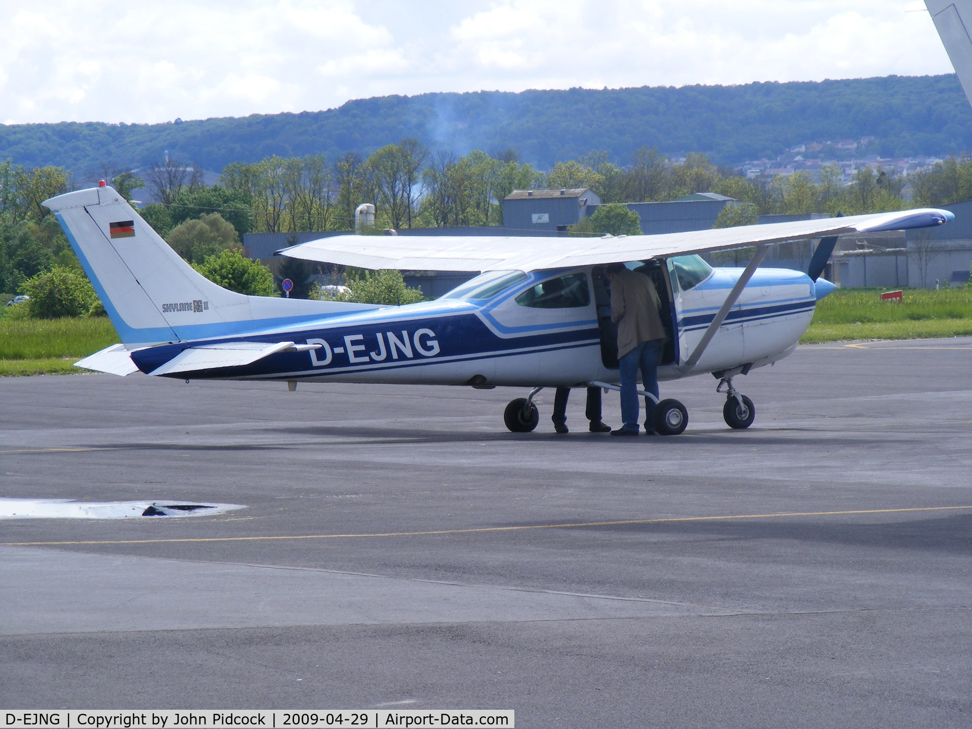 D-EJNG, 1988 Cessna R182RG II Skylane RG C/N R18200337, Cessna R182 Skylane RGII at Riems Prenay