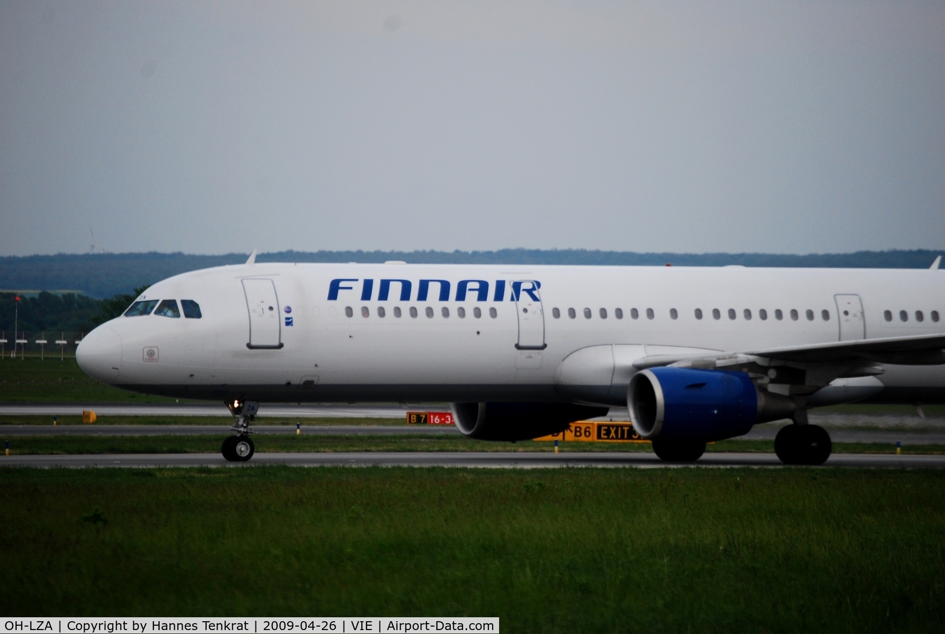 OH-LZA, 1999 Airbus A321-211 C/N 0941, Finnair Airbus A321 taxiing to the Gate after landing on RNW 16