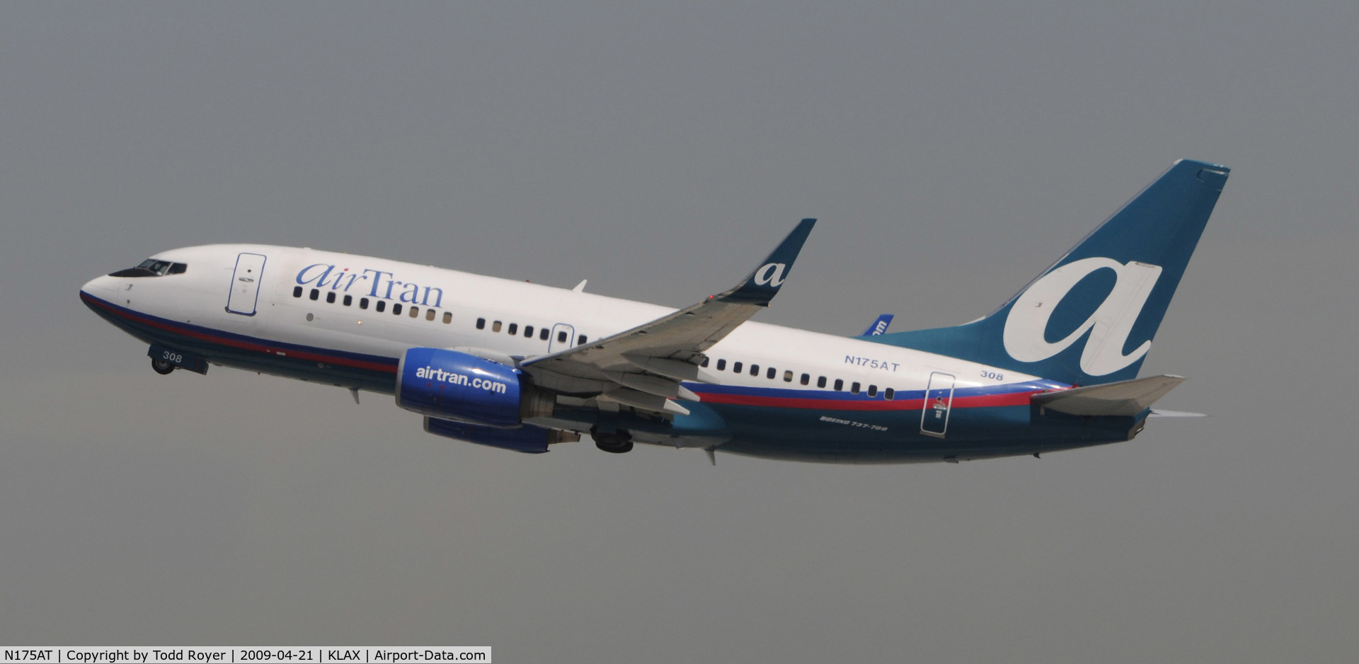 N175AT, 2004 Boeing 737-76N C/N 32652, Departing LAX on 25R