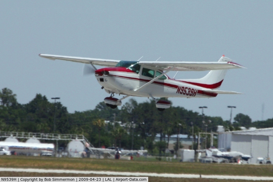 N9539H, 1981 Cessna 182R Skylane C/N 18267961, Departing Sun N Fun 2009 - Lakeland, Florida