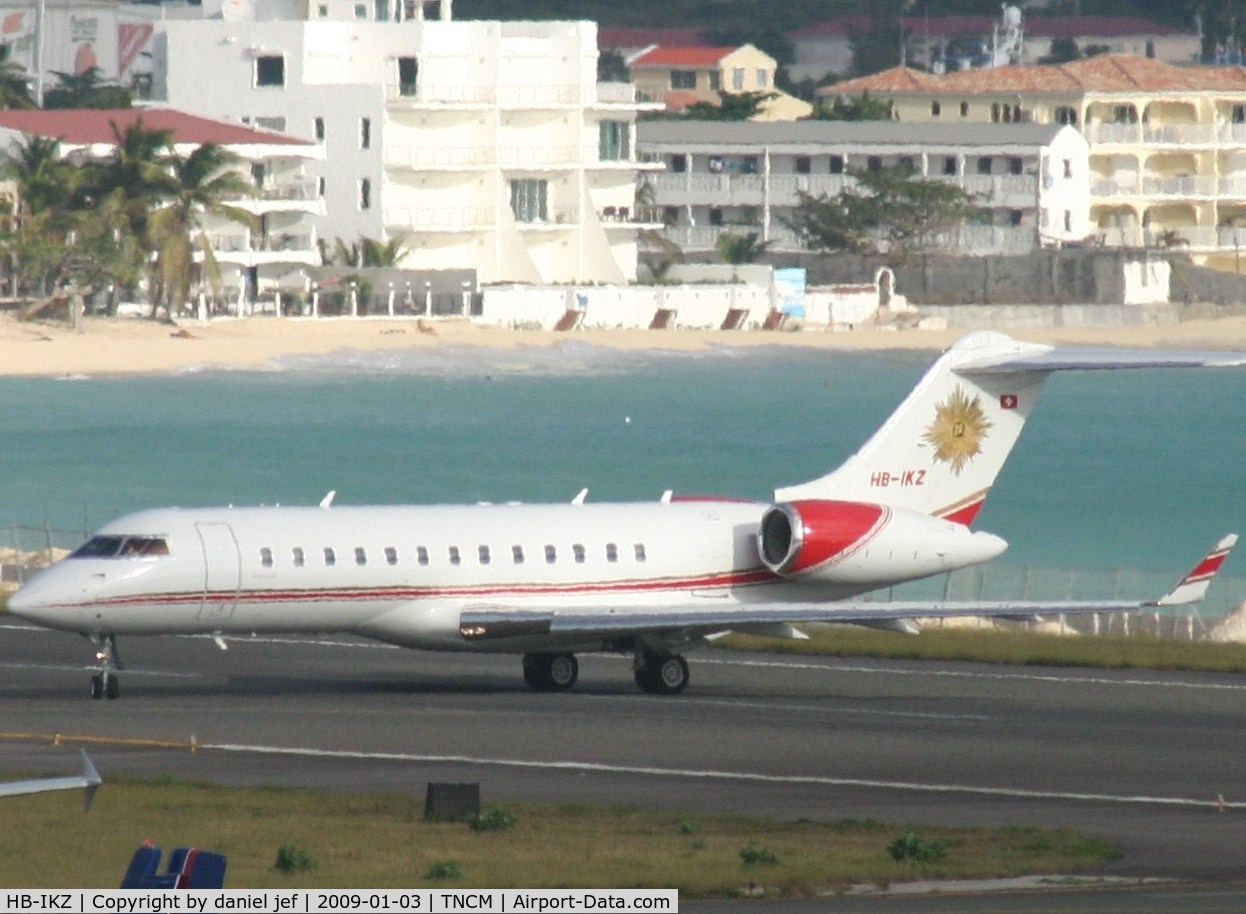 HB-IKZ, 2000 Bombardier BD-700-1A10 Global Express C/N 9054, Back tracking runway 09