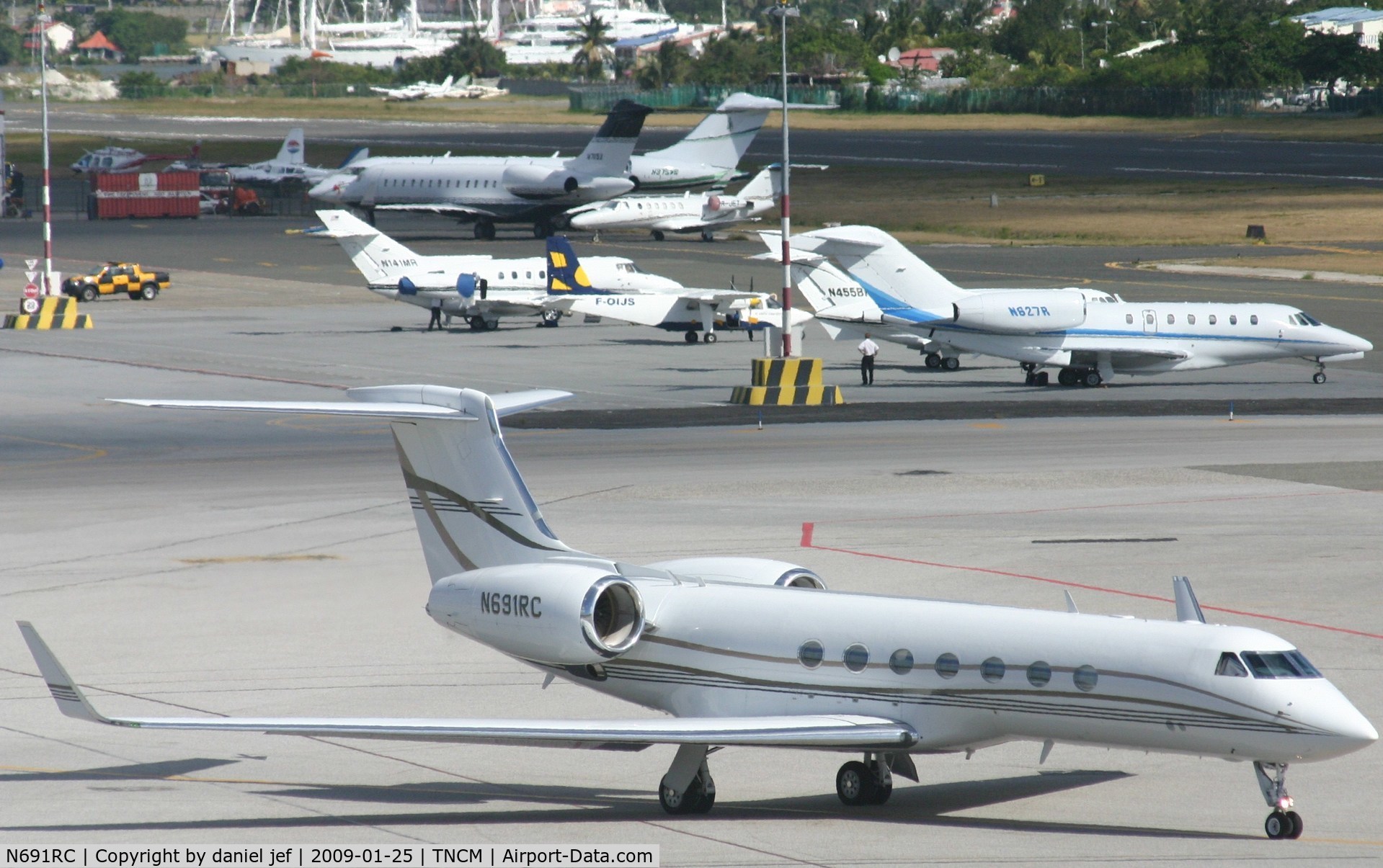 N691RC, 2000 Gulfstream Aerospace G-V C/N 605, taxing runway 10