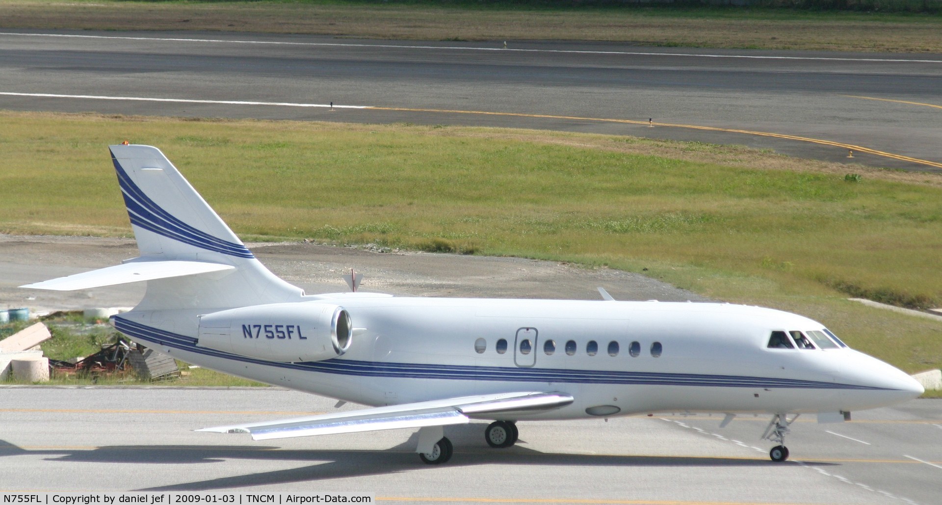 N755FL, 1999 Dassault Falcon 2000 C/N 96, taxing runway 10