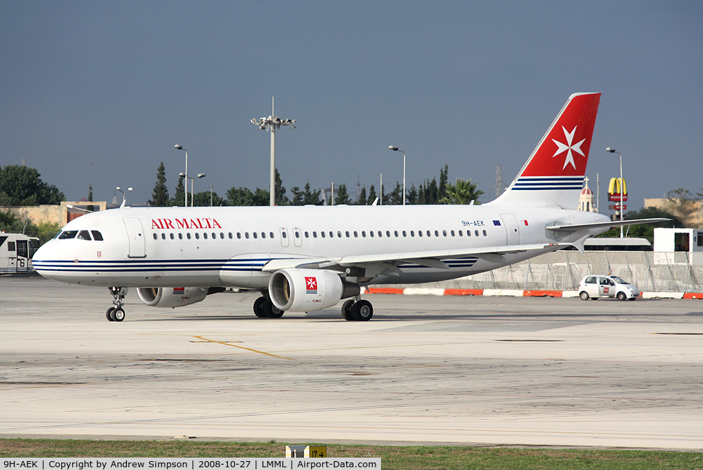 9H-AEK, 2004 Airbus A320-211 C/N 2291, About to depart Malta.