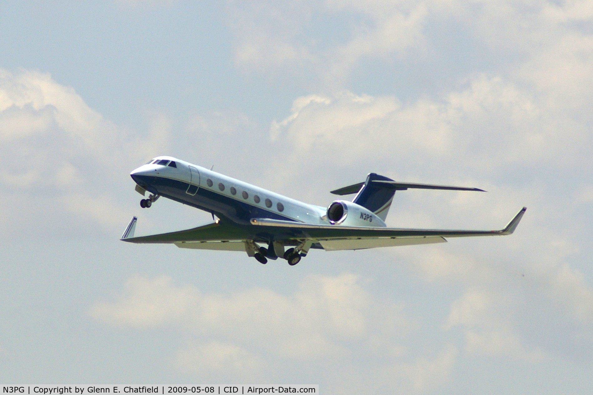 N3PG, 2005 Gulfstream Aerospace GV-SP (G550) C/N 5091, Climbing out off of Runway 9