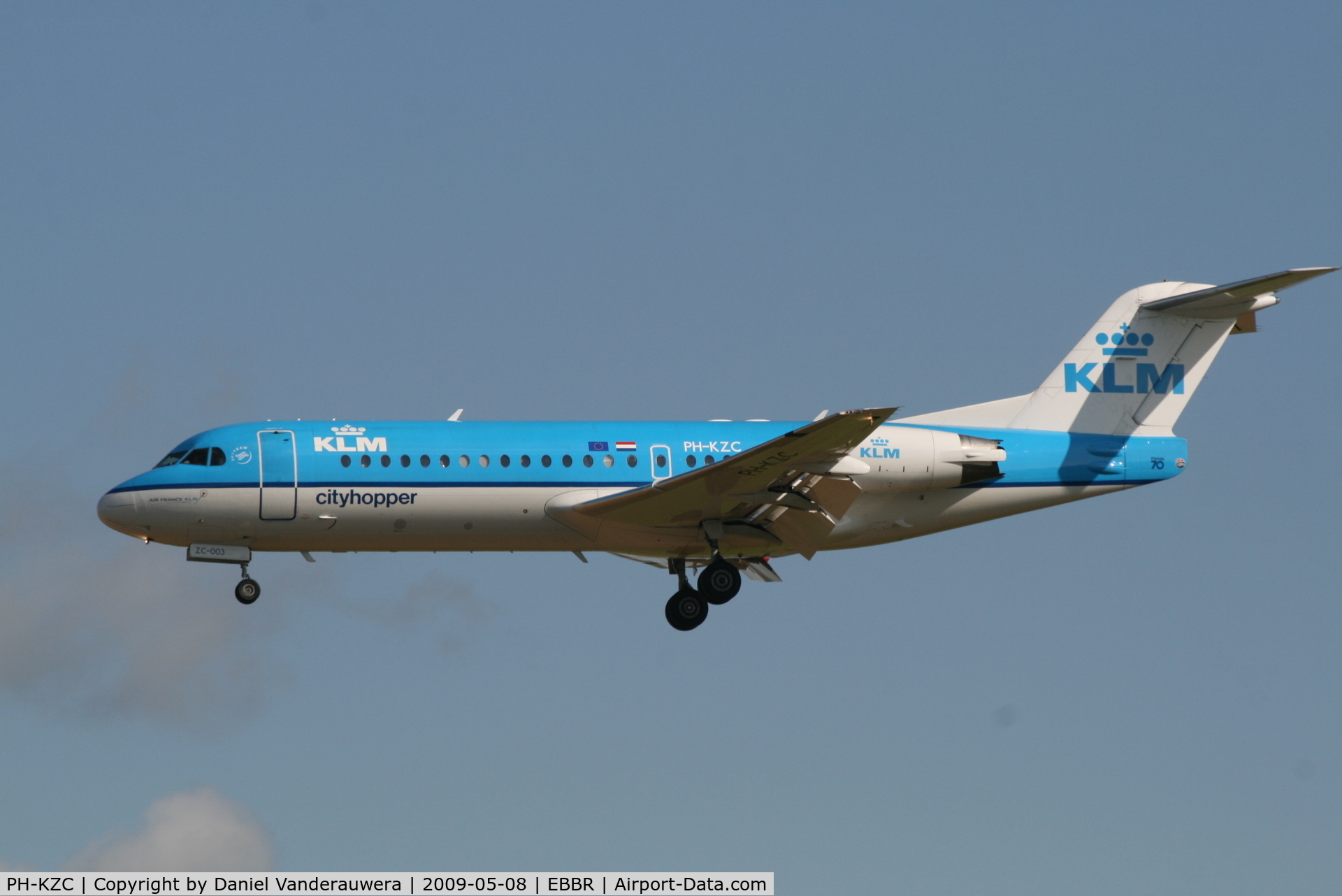 PH-KZC, 1996 Fokker 70 (F-28-0070) C/N 11566, flight KL1723 is descending to rwy 25L