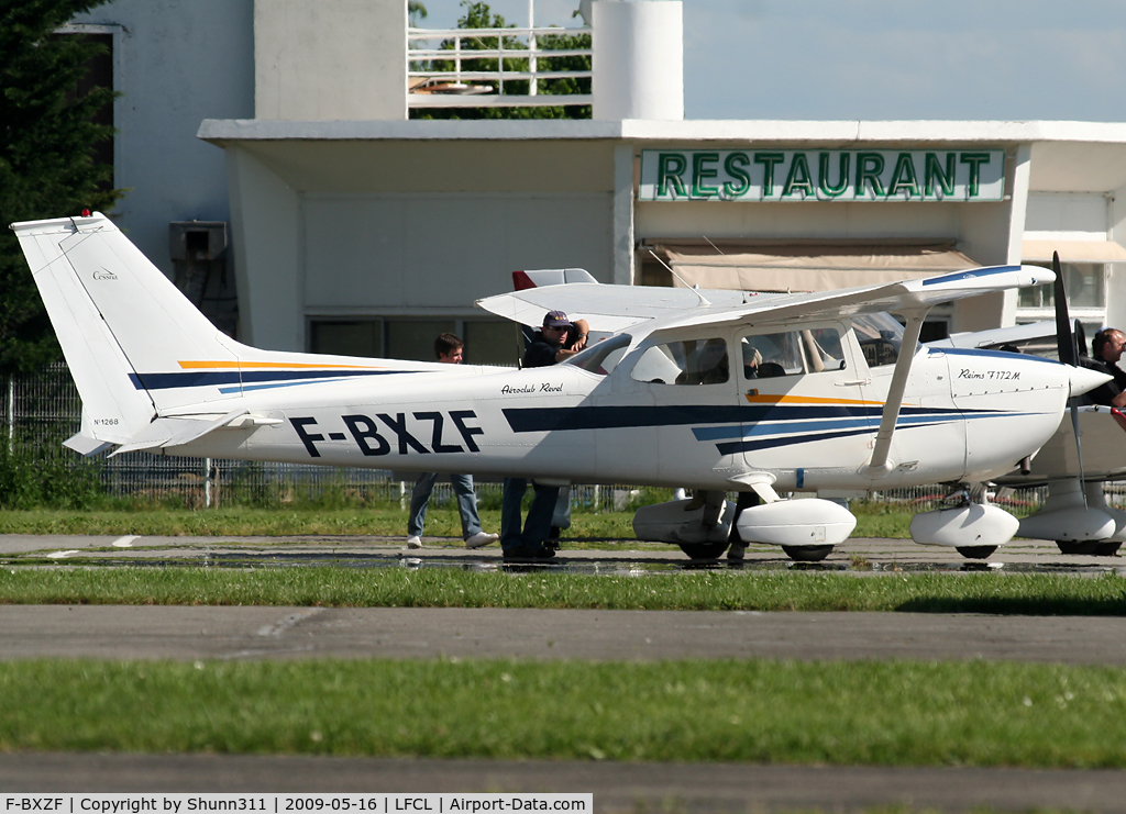 F-BXZF, Reims F172M Skyhawk Skyhawk C/N 1268, Parked near the tower control...