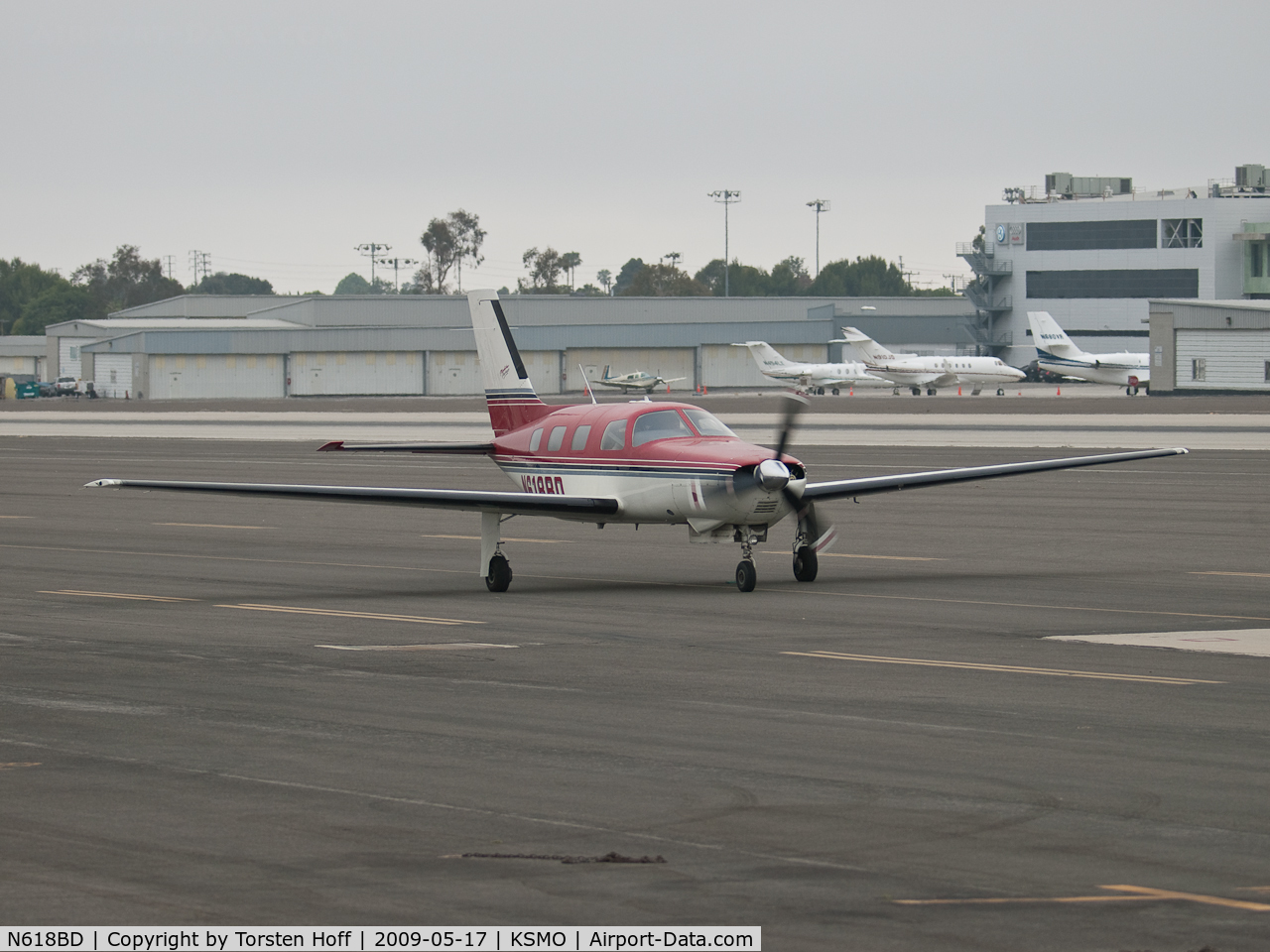 N618BD, 1989 Piper PA-46-350P Malibu Mirage C/N 4622047, N618BD taxiing
