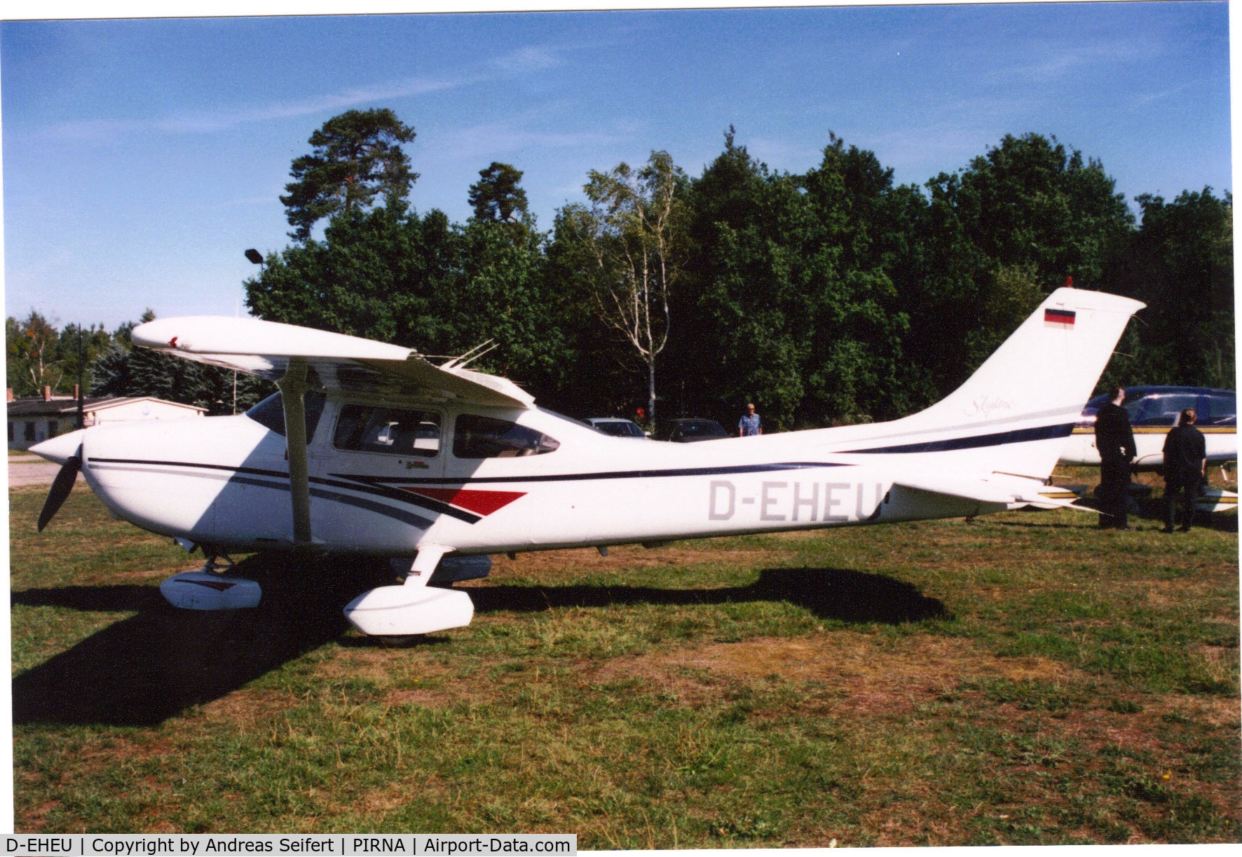 D-EHEU, Cessna 182S Skylane C/N 182-80155, Pirna 2000
