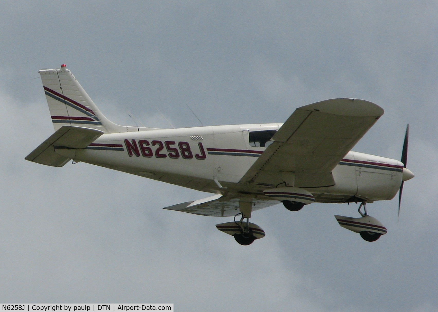N6258J, 1976 Piper PA-28-140 C/N 28-7625236, Doing touch and goes at Downtown Shreveport.