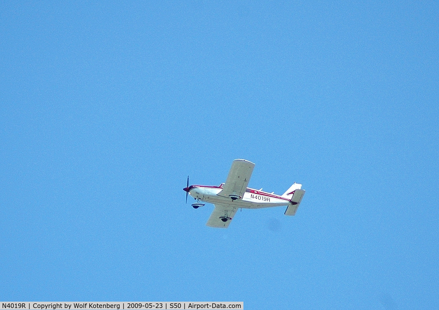 N4019R, 1967 Piper PA-32-300 Cherokee Six C/N 32-40316, telephoto at 1500 feet over the field