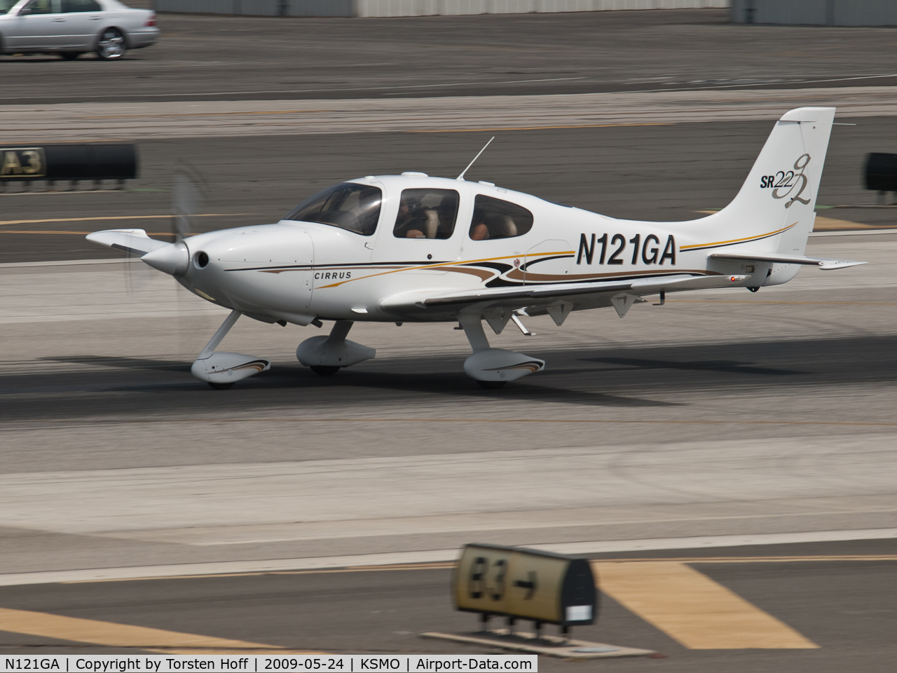 N121GA, 2005 Cirrus SR22 G2 C/N 1443, N121GA departing from RWY 21