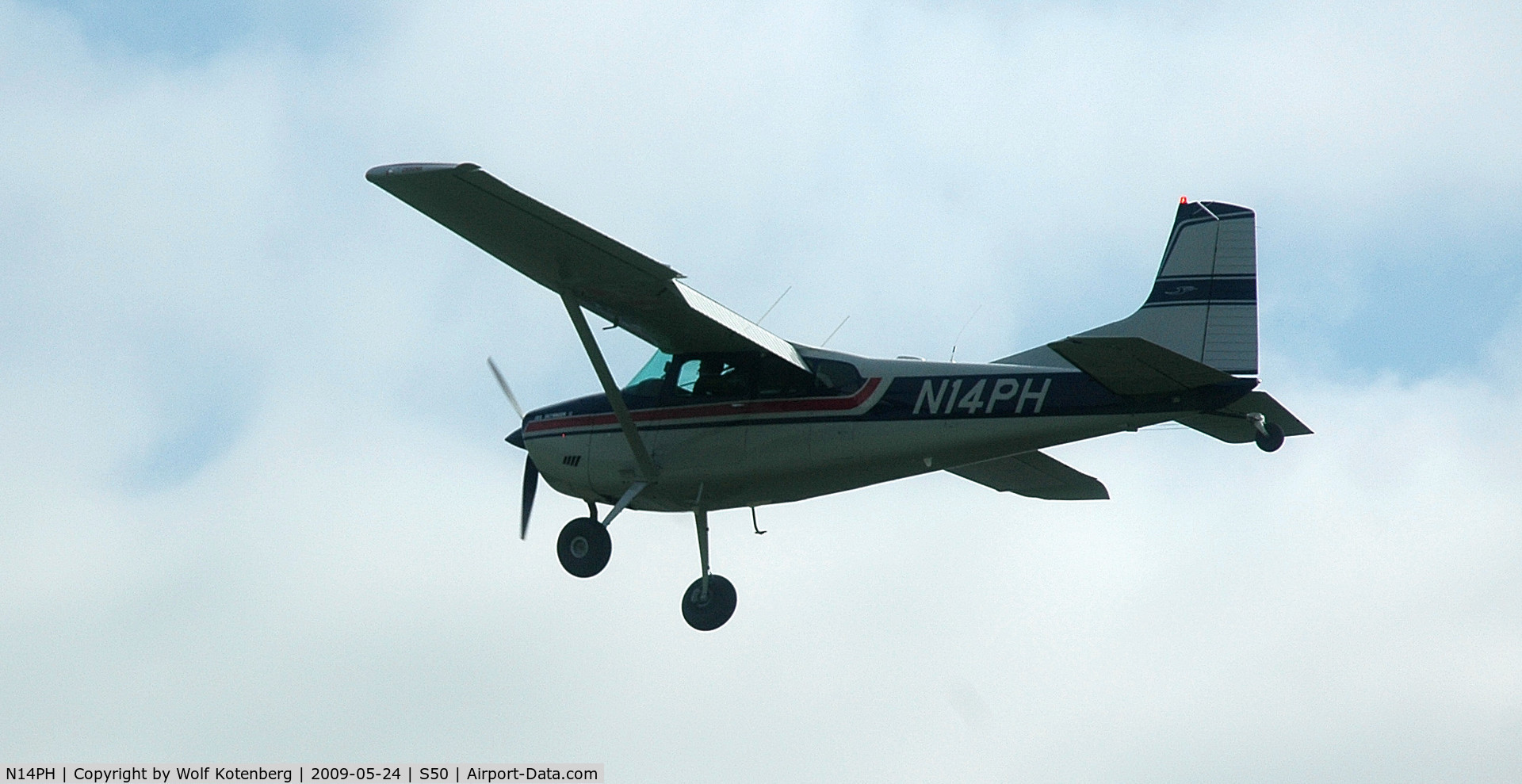 N14PH, 1981 Cessna A185F Skywagon 185 C/N 18504323, seconds from touchdown