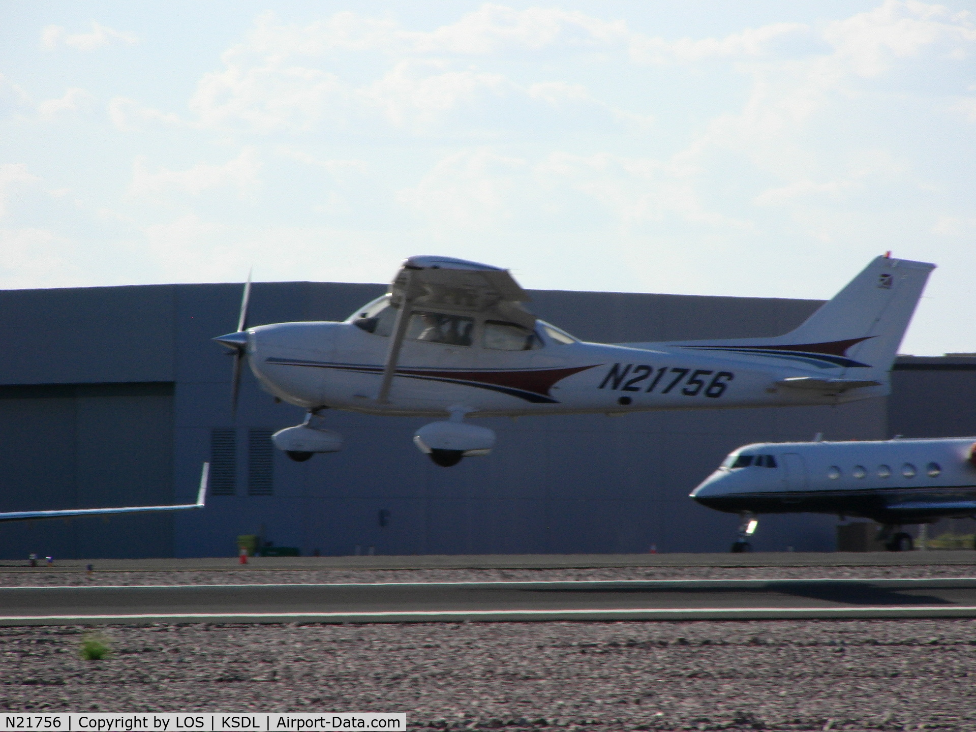 N21756, 2004 Cessna 172S C/N 172S9638, LANDING