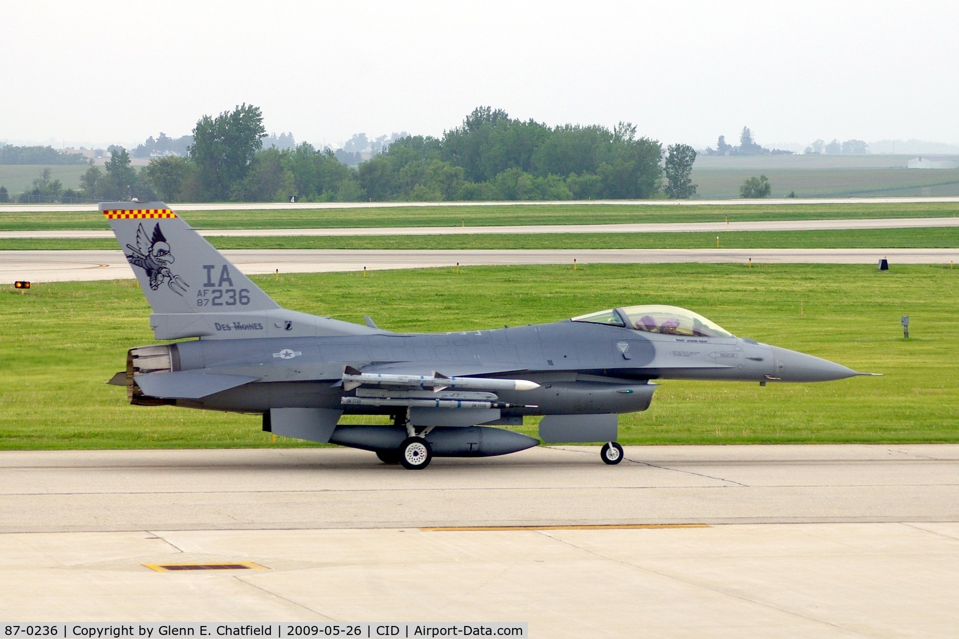 87-0236, 1987 General Dynamics F-16C Fighting Falcon C/N 5C-497, Cyclone 22 taxiing on Delta to Landmark FBO.  Diverted from DSM due to weather there.