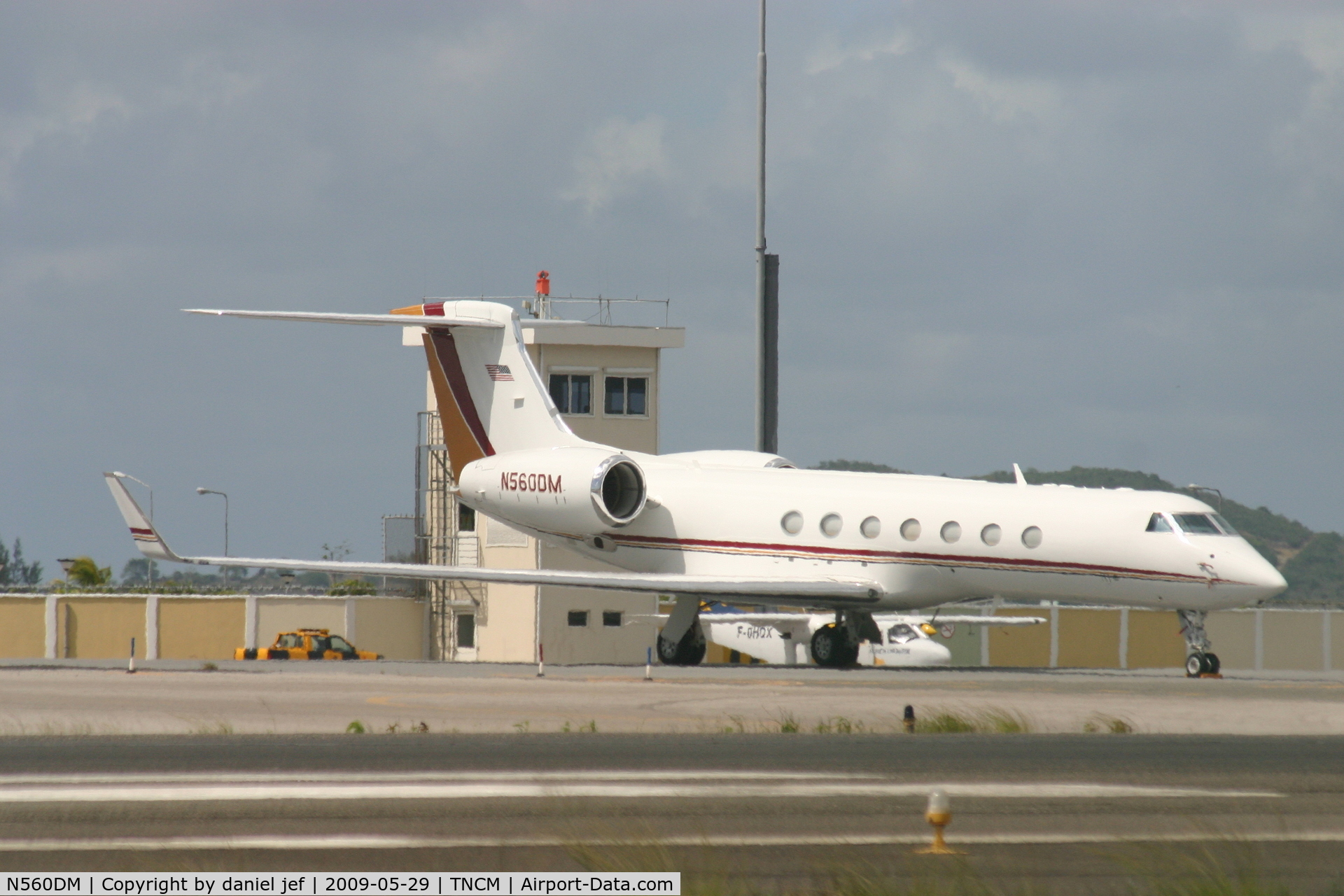 N560DM, 2004 Gulfstream Aerospace GV-SP (G550) C/N 5045, park at the ramp