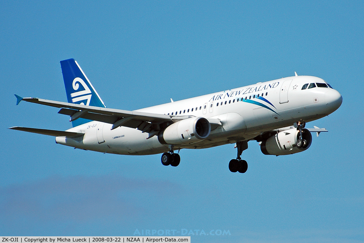 ZK-OJI, 2004 Airbus A320-232 C/N 2297, On finals