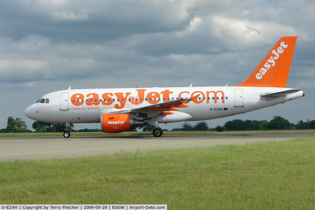 G-EZAH, 2006 Airbus A319-111 C/N 2729, Easyjet A319 taxies in at Luton