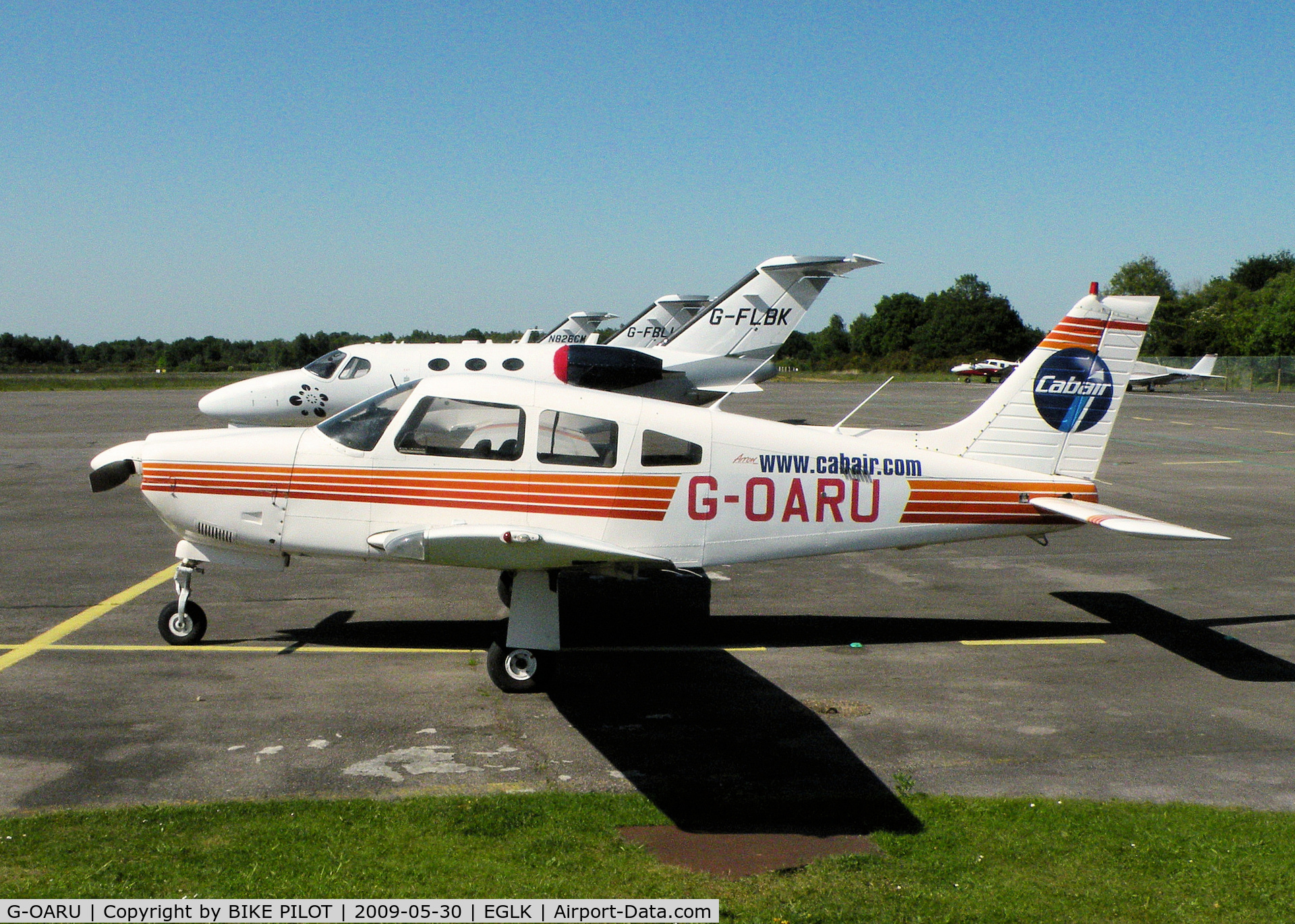 G-OARU, 1989 Piper PA-28R-201 Cherokee Arrow III C/N 2837026, VISITING CABAIR PA-28 ON THE TERMINAL APRON