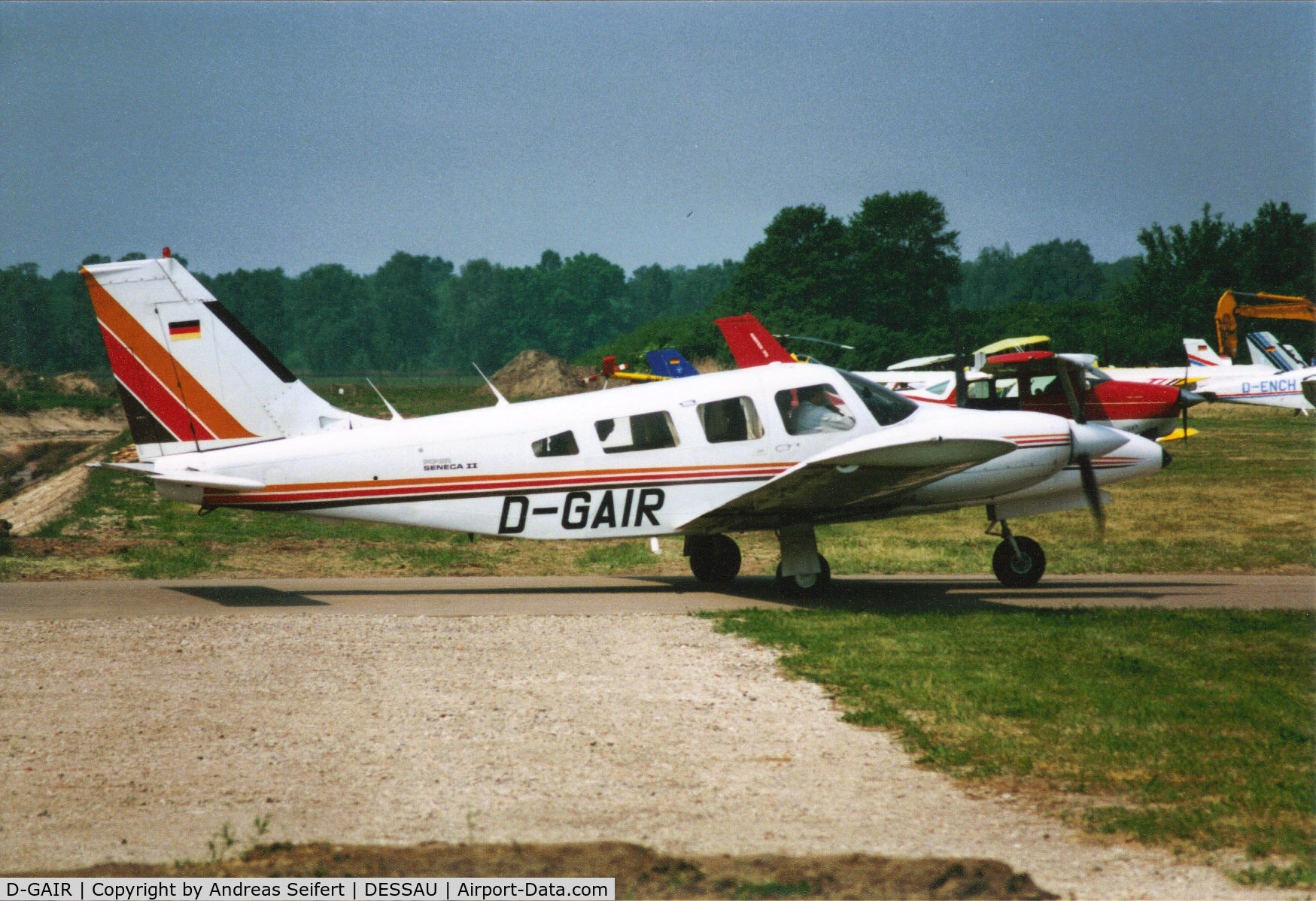 D-GAIR, 1980 Piper PA-34-200T Seneca II C/N 34-807003, Dessau 2001