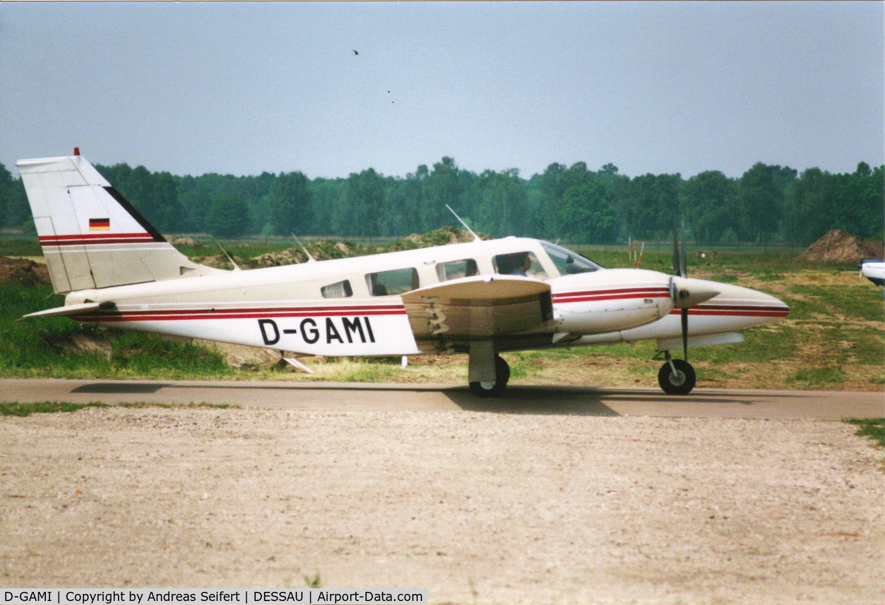 D-GAMI, Piper PA-34-200T Seneca C/N 34-7970286, Dessau 2001