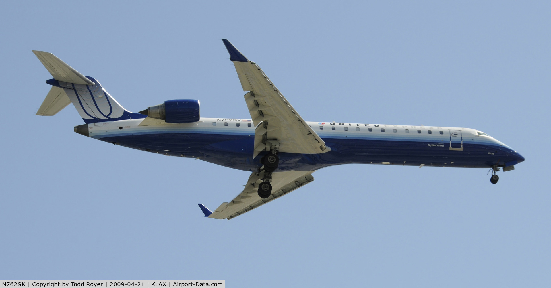 N762SK, 2005 Bombardier CRJ-701ER (CL-600-2C10) Regional Jet C/N 10226, Landing 24R at LAX