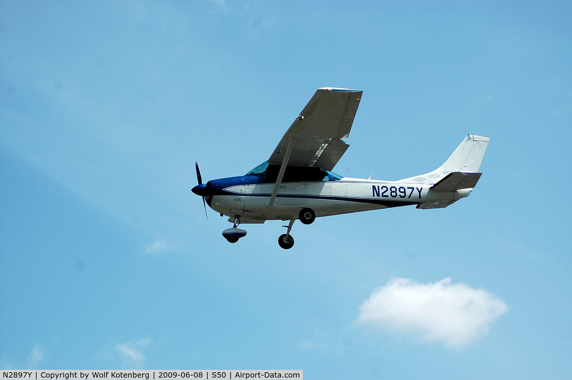 N2897Y, 1962 Cessna 182E Skylane C/N 18253897, in flight, on final