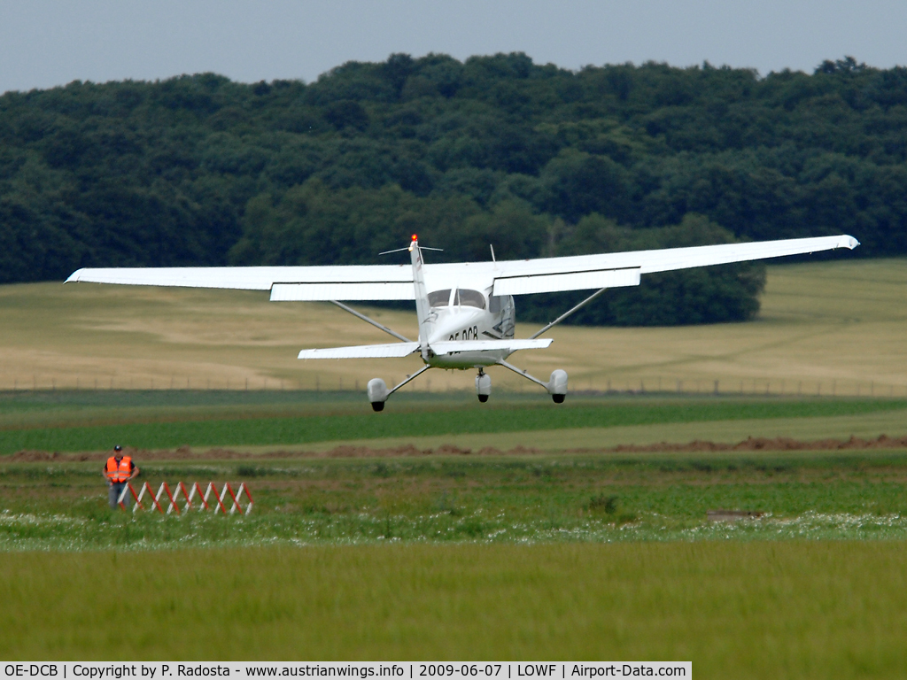 OE-DCB, 2007 Cessna 172S C/N 172S10617, Airshow Fischamend - last plane leaving LOWF Aerodrome