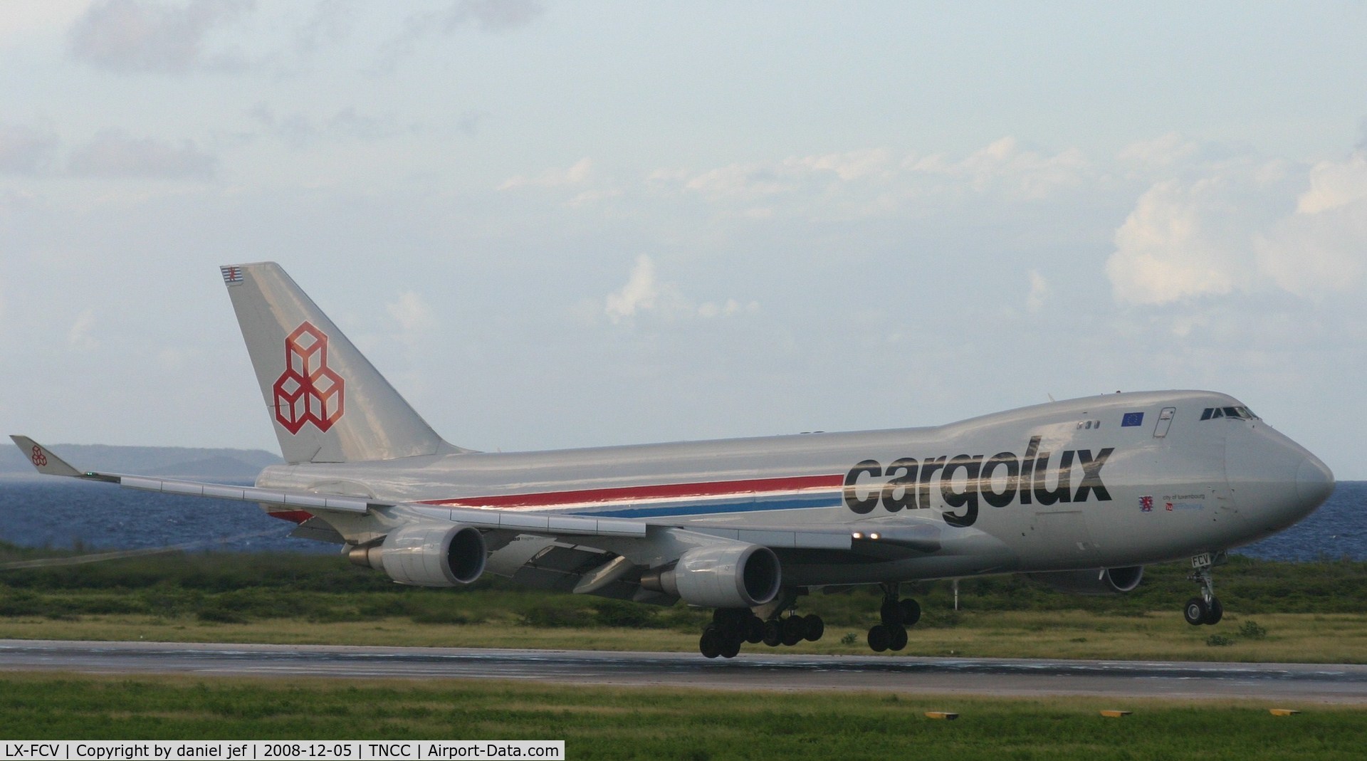 LX-FCV, 1993 Boeing 747-4R7F C/N 25866, Landing