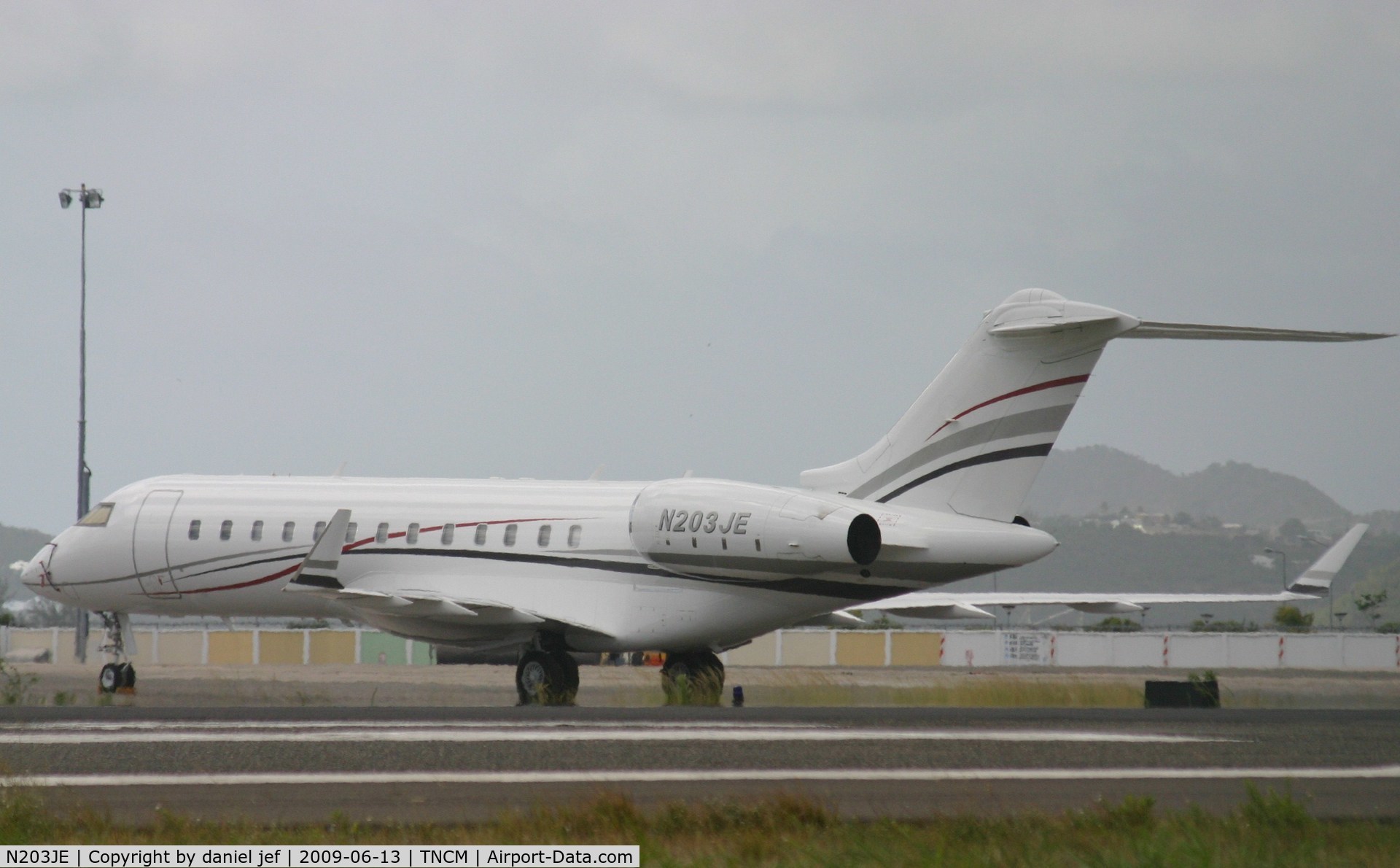 N203JE, 1999 Bombardier BD-700-1A11 Global 5000 C/N 9019, park at the ramp