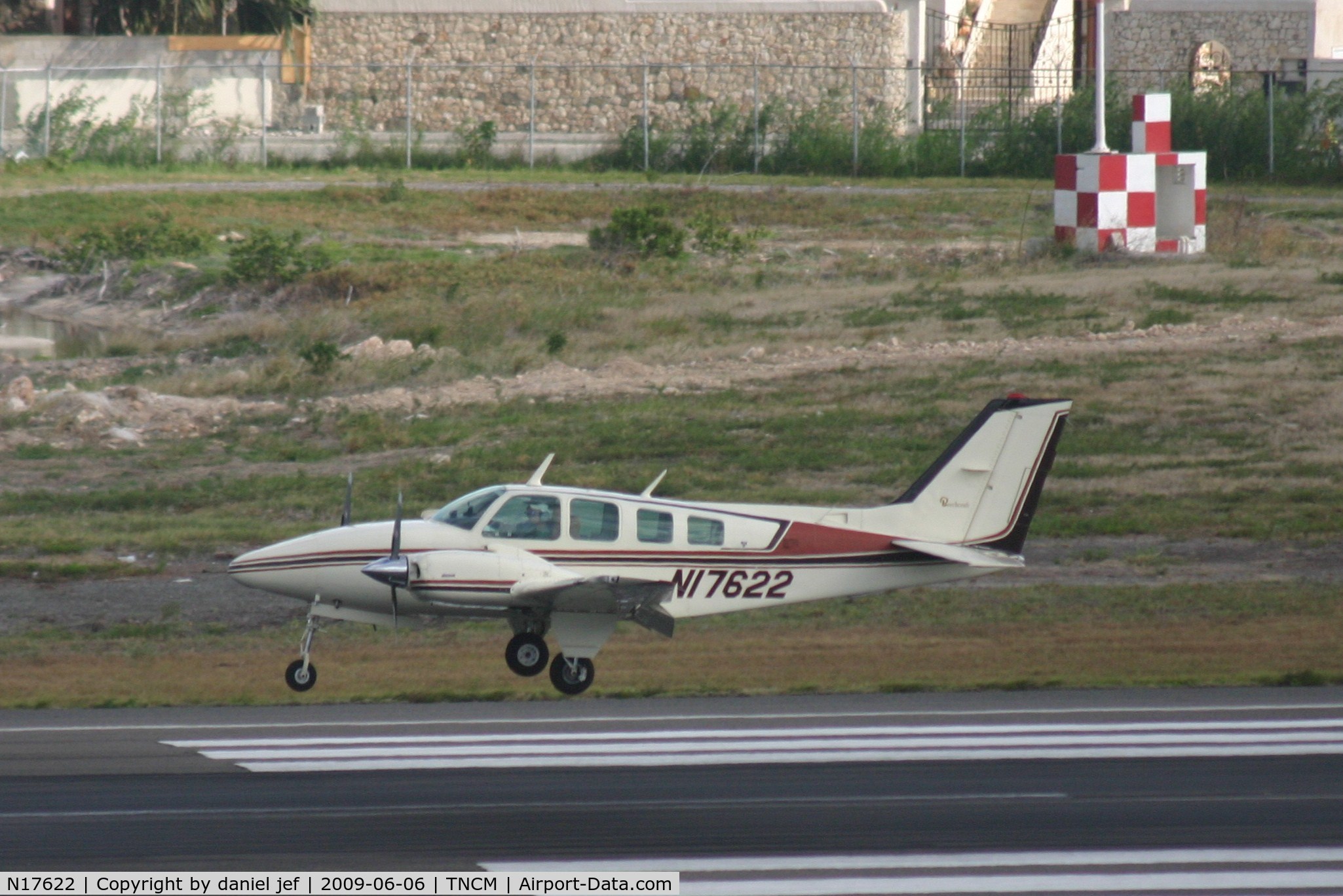 N17622, 1977 Beech 58 Baron C/N TH-802, Landing 10