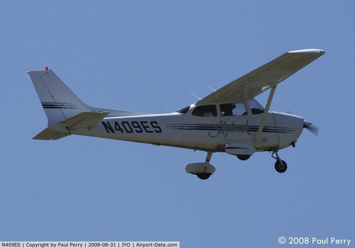 N409ES, 1997 Cessna 172R C/N 17280231, Aloft and easing on along