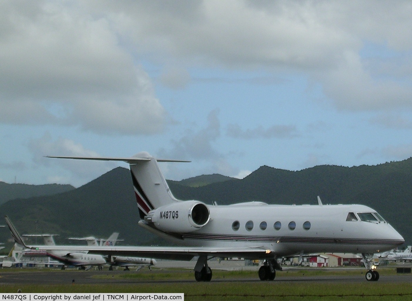 N487QS, 1996 Gulfstream Aerospace G-IV C/N 1287, taxing runway 10