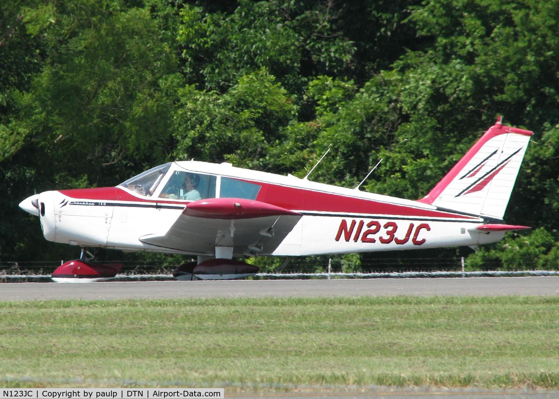 N123JC, 1966 Piper PA-28-140 Cherokee Cruiser C/N 28-22500, Taxiing to 14 for take off at Downtown Shreveport.