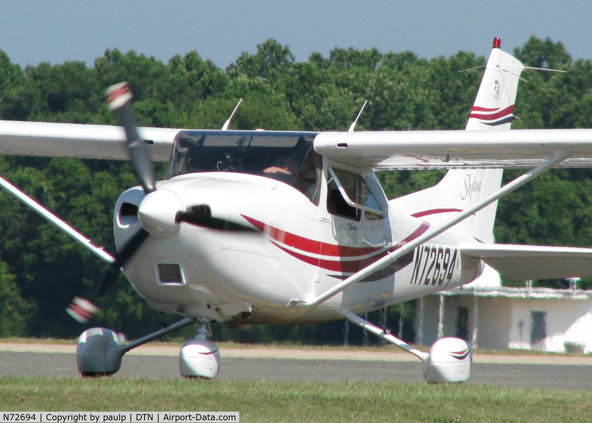 N72694, 1999 Cessna 182S Skylane C/N 18280479, Taxiing to runway 14 at Downtown Shreveport.
